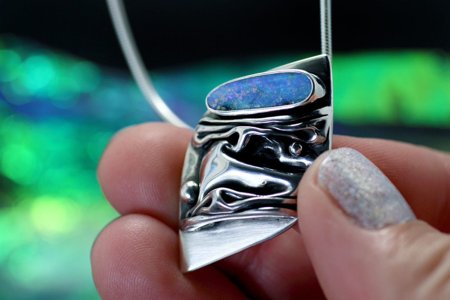 CORAL Kunstvoller Silberanhänger mit ozean-blauem Opal