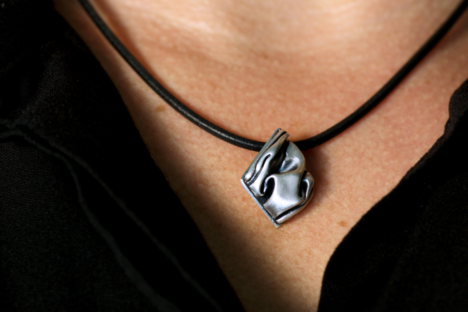 ONDINA Kunstvoller Anhänger aus Silber 925 mit Patina oder 18K Massiv-Gold