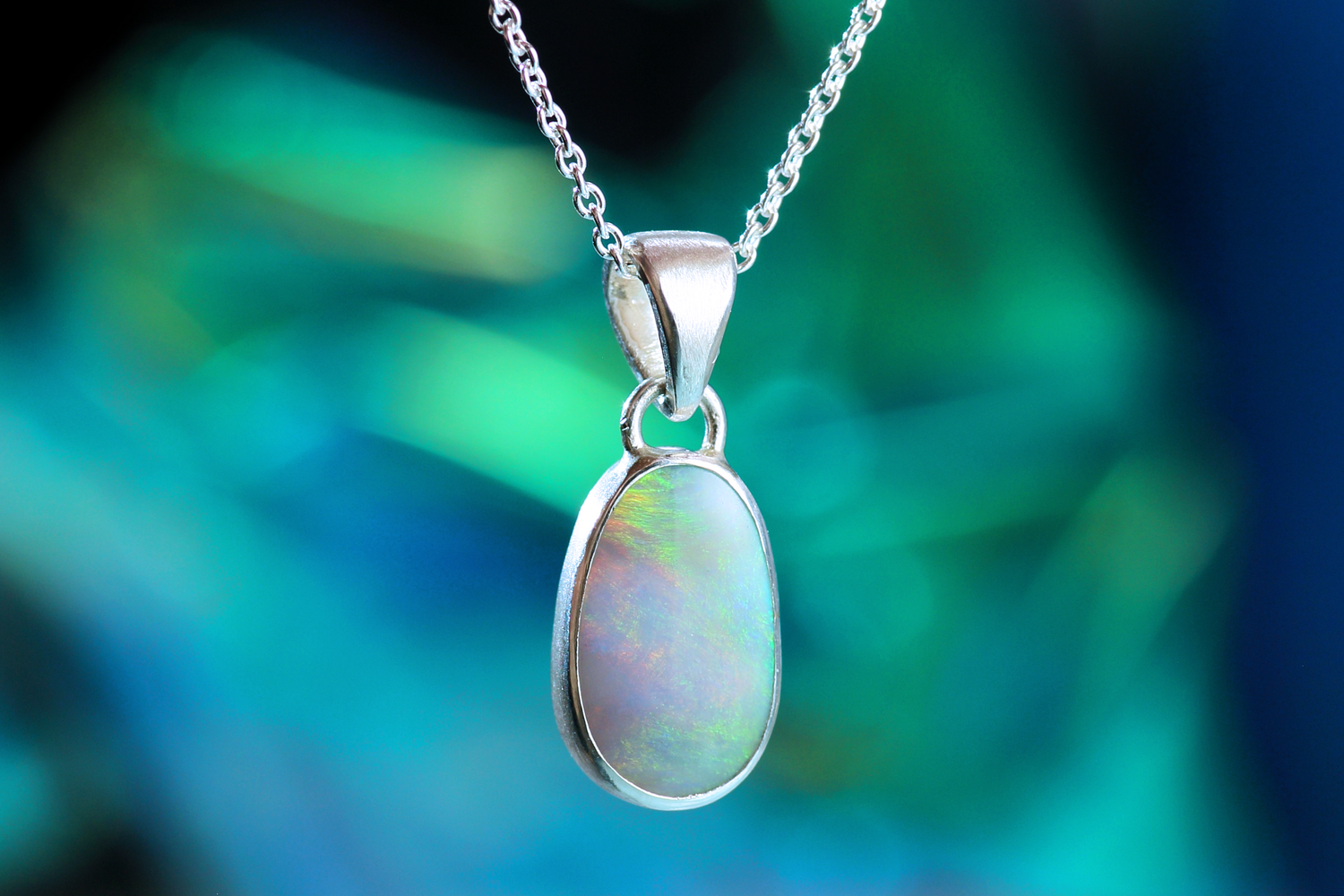 Handgemachter ARCUS Silberanhänger mit australischem Opal – schimmernder Unikatschmuck in 925er Silber, inspiriert von Polarlichtern