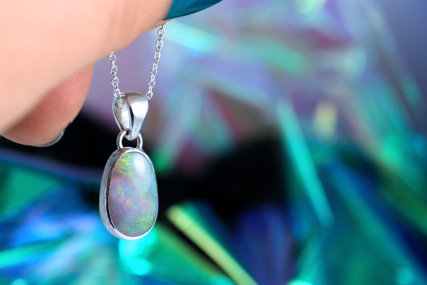 Handgemachter ARCUS Silberanhänger mit australischem Opal – schimmernder Unikatschmuck in 925er Silber, inspiriert von Polarlichtern