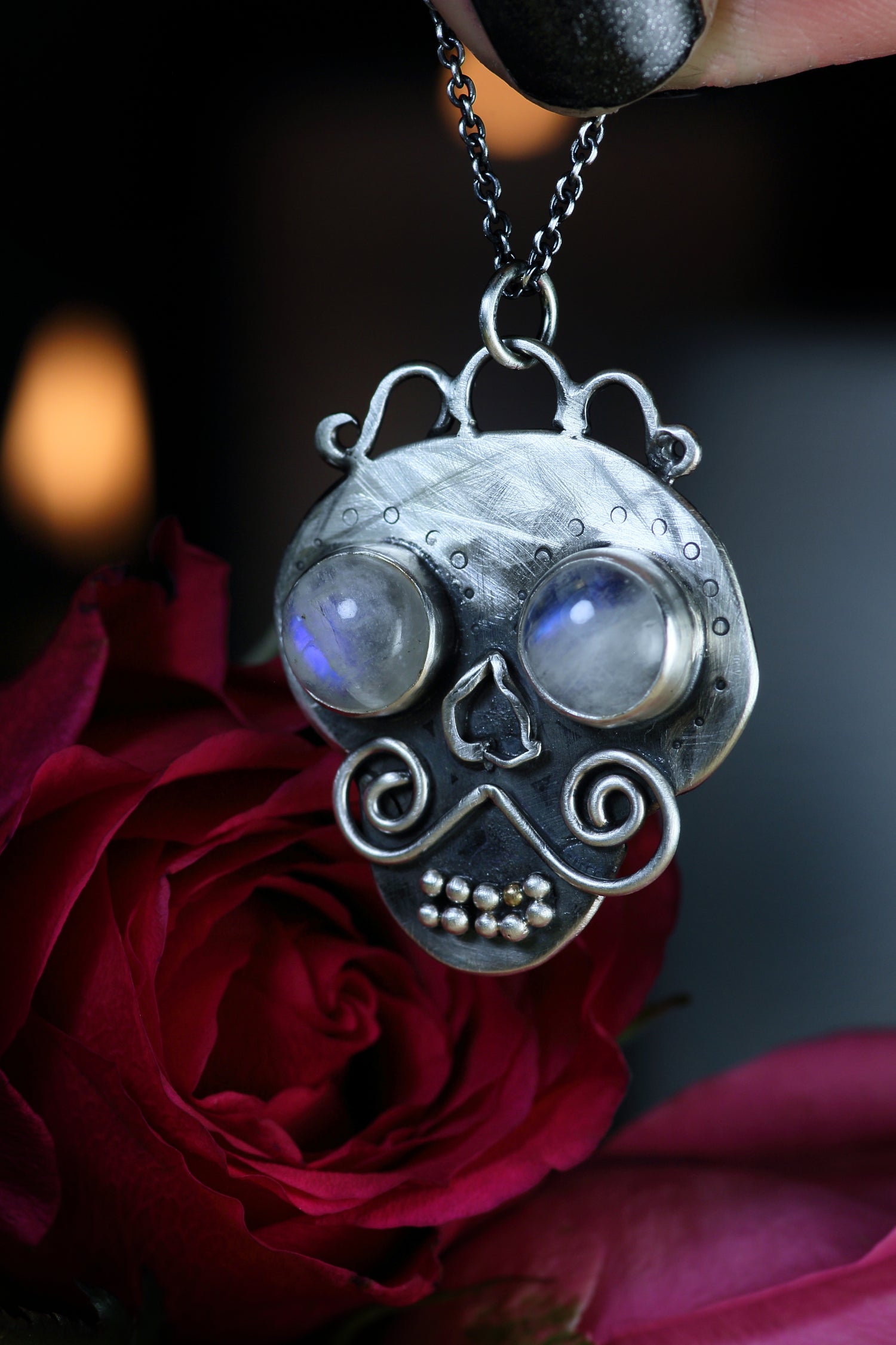 MEMENTO MORI Silberanhänger mit Mondstein & 18K Goldzahn · Totenkopf Maske · Dia de los Muertos · Unikat!