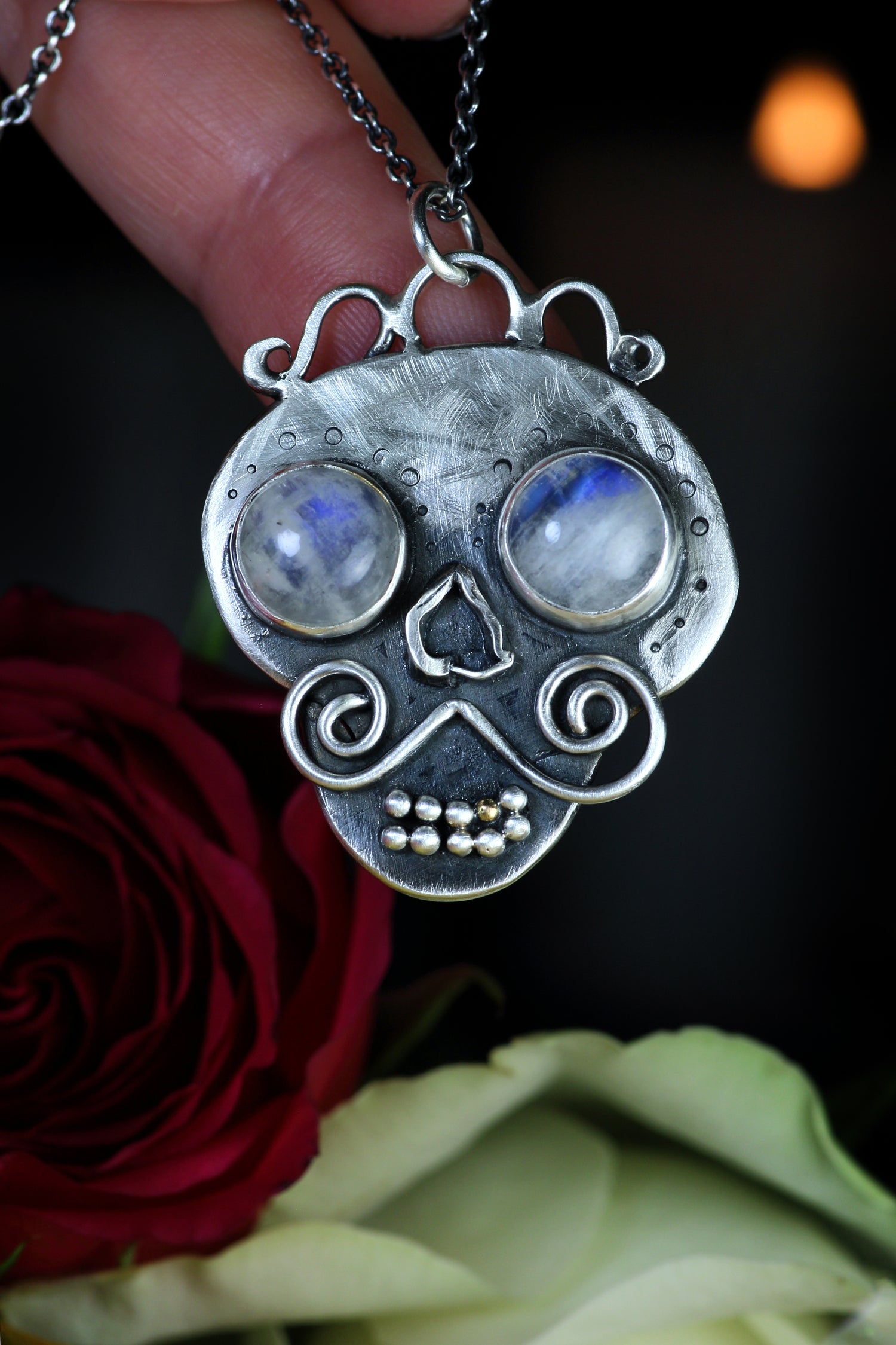 MEMENTO MORI Silberanhänger mit Mondstein & 18K Goldzahn · Totenkopf Maske · Dia de los Muertos · Unikat!