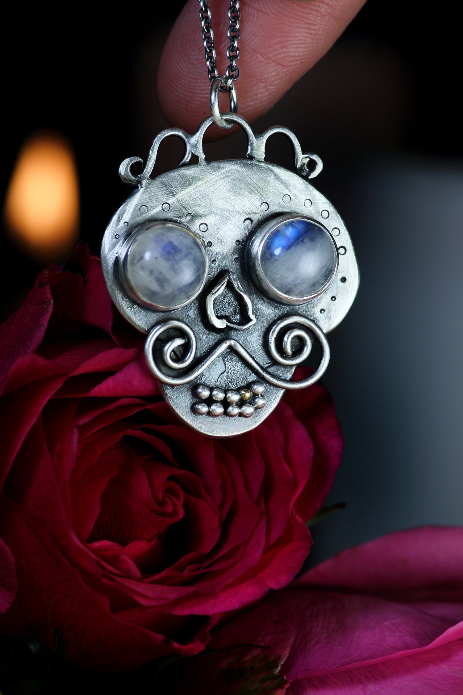 MEMENTO MORI Silberanhänger mit Mondstein & 18K Goldzahn · Totenkopf Maske · Dia de los Muertos · Unikat!