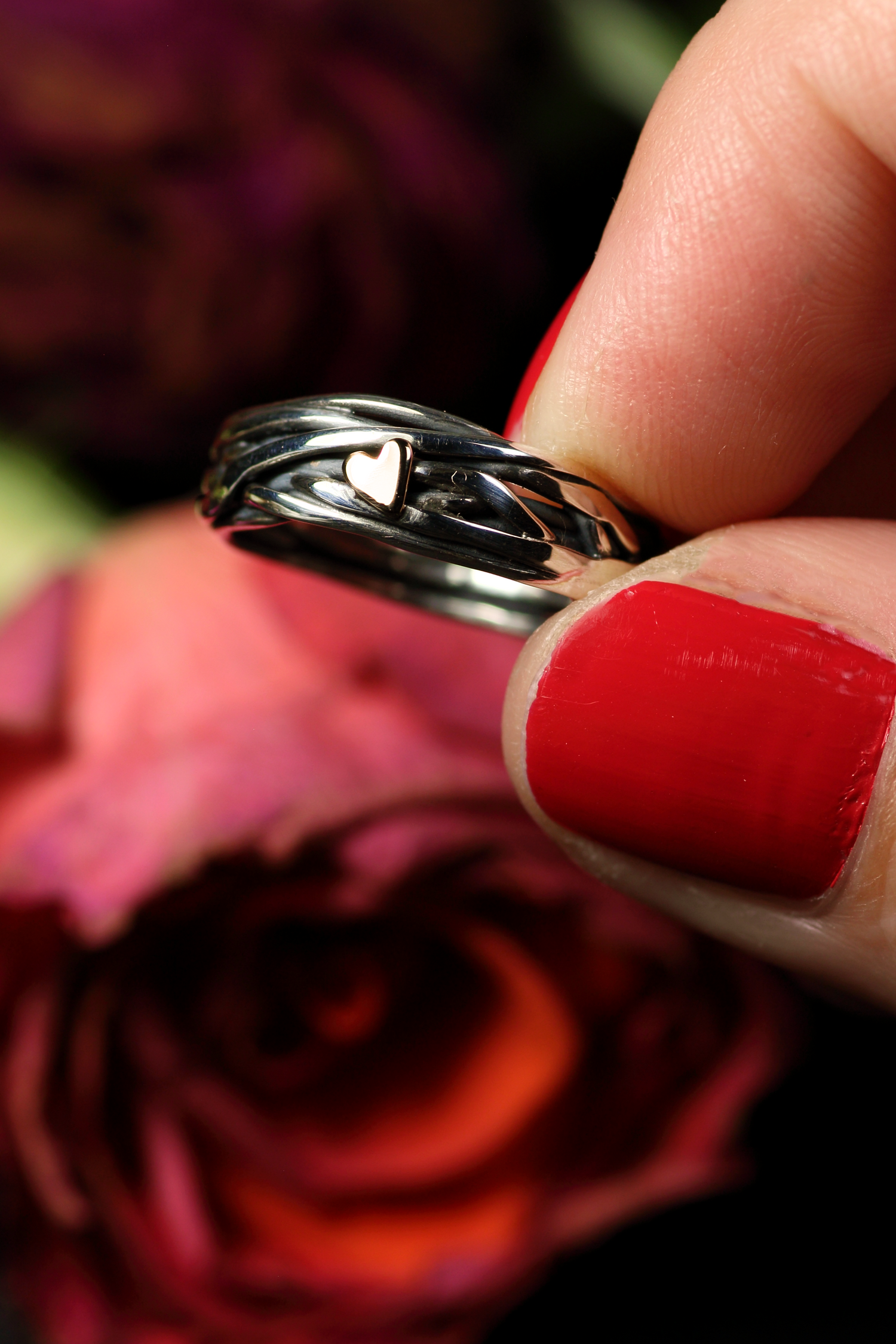 HERZ AUS GOLD – Infinity Ring aus Silber 925 mit handgefeiltem 18K Roségold Herz · Ringgrösse EU 53 -54