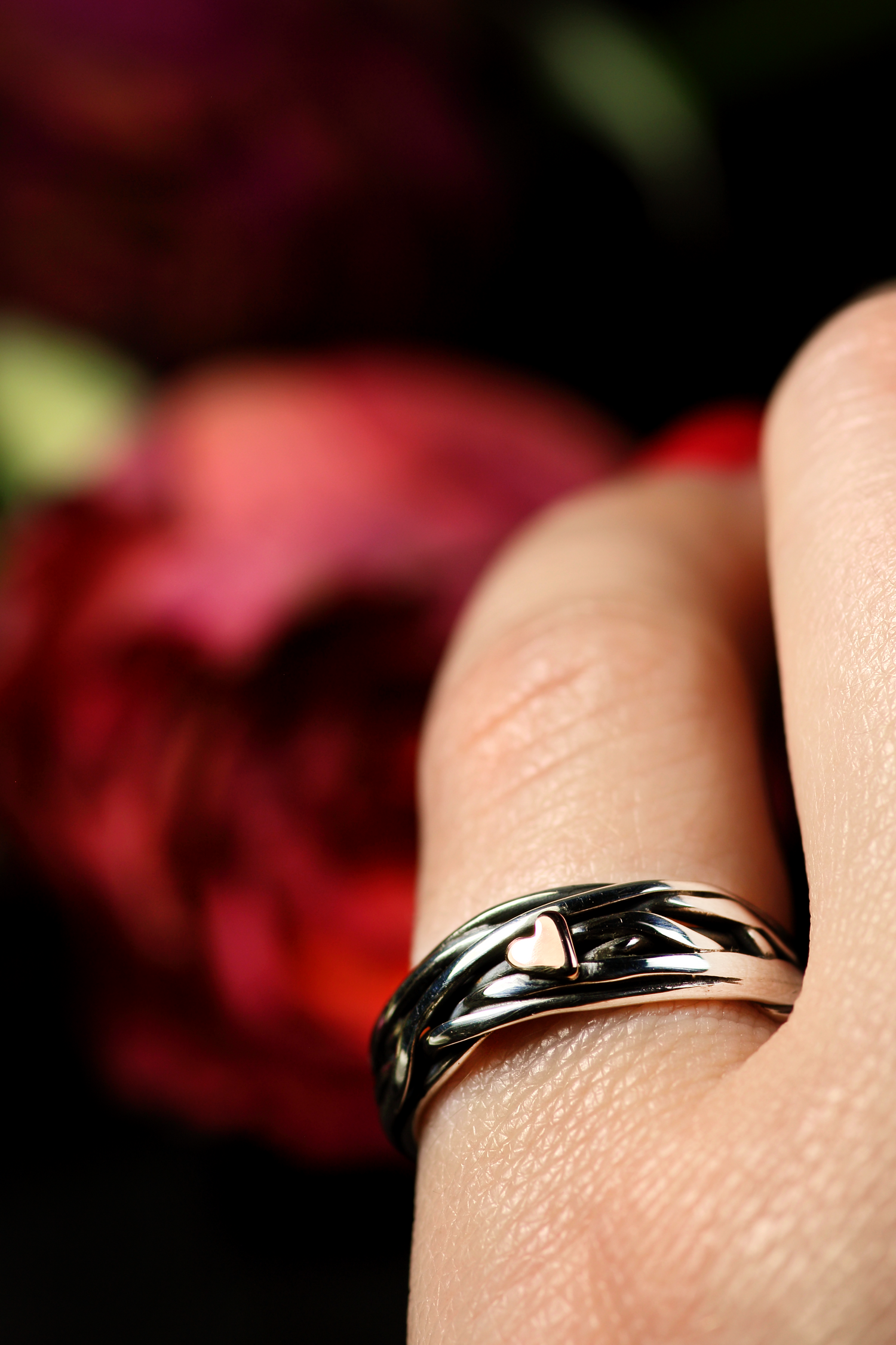HERZ AUS GOLD – Infinity Ring aus Silber 925 mit handgefeiltem 18K Roségold Herz · Ringgrösse EU 53 -54