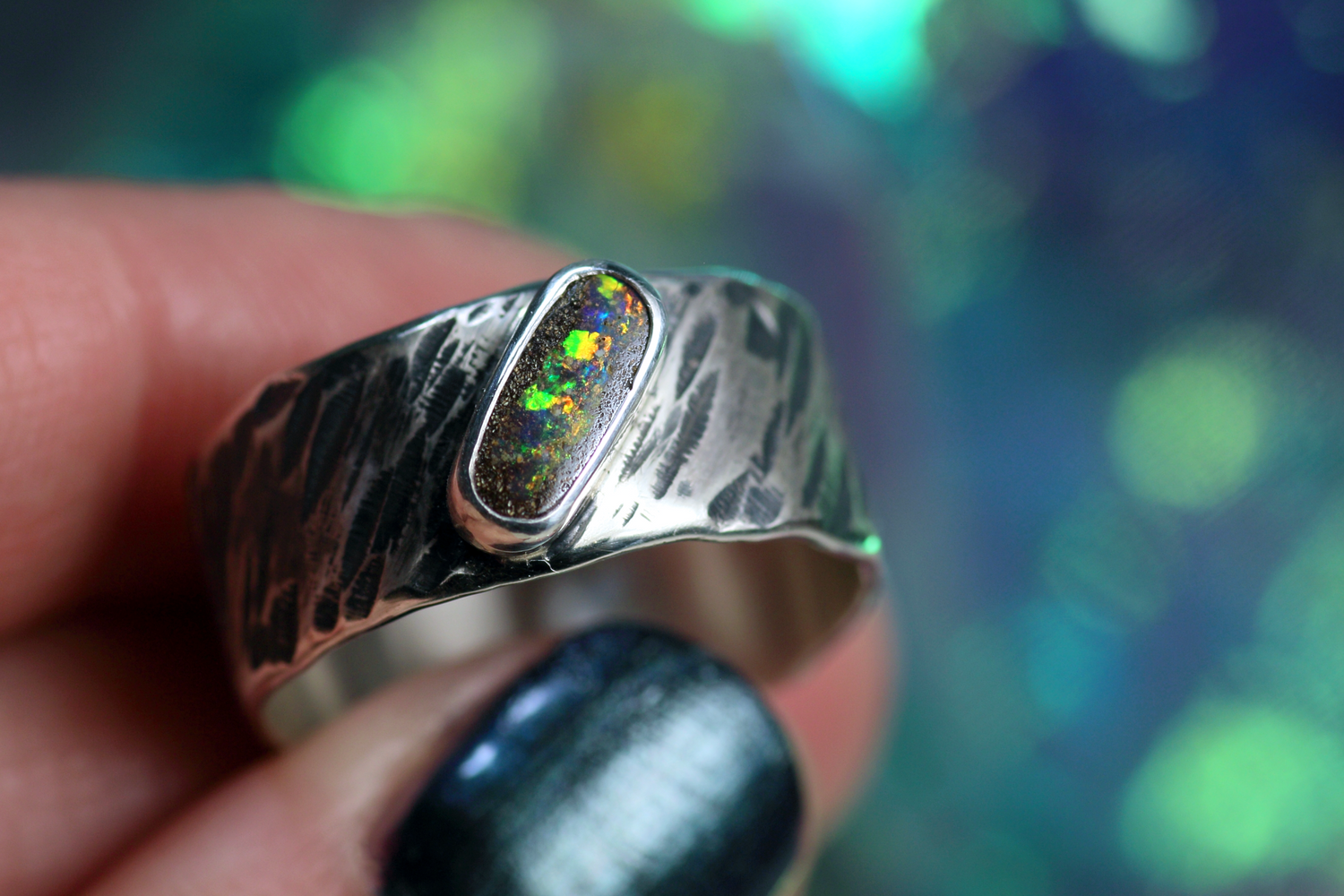 IRIS IMMORTALIS Boho Silberrring mit australischem Opal – Handgemachter, einzigartiger Unisex-Ring · Ringgrösse EU 63