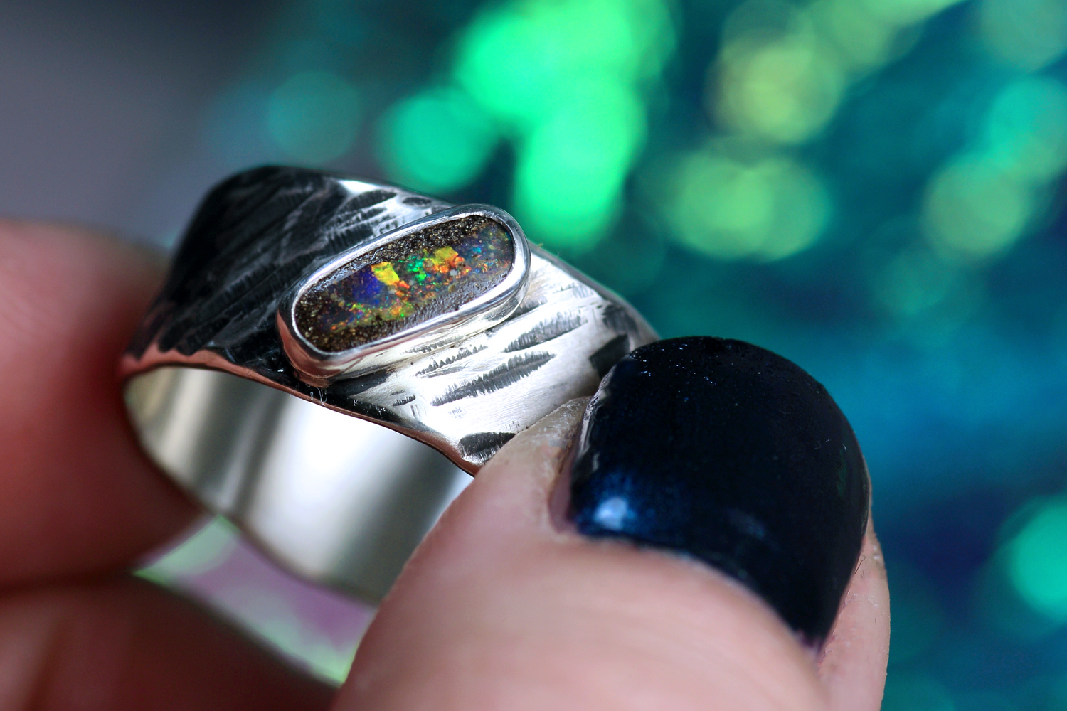 IRIS IMMORTALIS Boho Silberrring mit australischem Opal – Handgemachter, einzigartiger Unisex-Ring · Ringgrösse EU 63