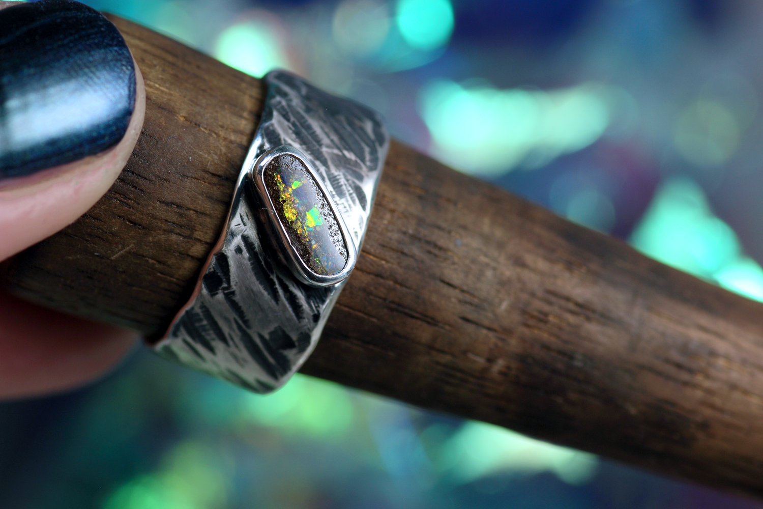 IRIS IMMORTALIS Boho Silberrring mit australischem Opal – Handgemachter, einzigartiger Unisex-Ring · Ringgrösse EU 63