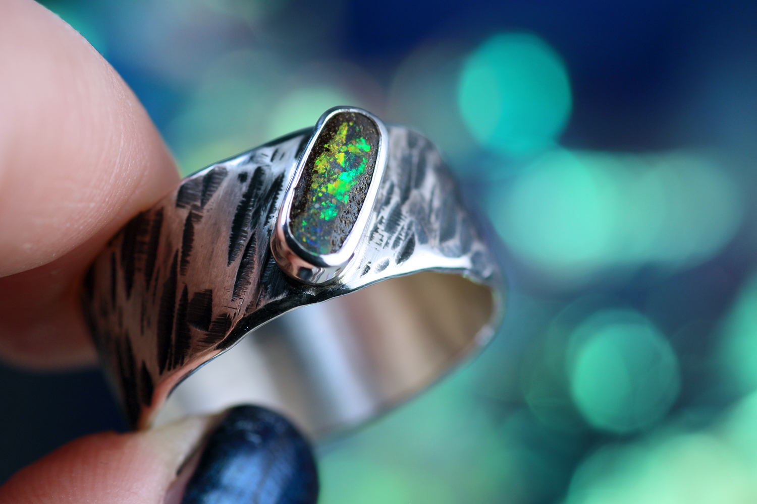 IRIS IMMORTALIS Boho Silberrring mit australischem Opal – Handgemachter, einzigartiger Unisex-Ring · Ringgrösse EU 63