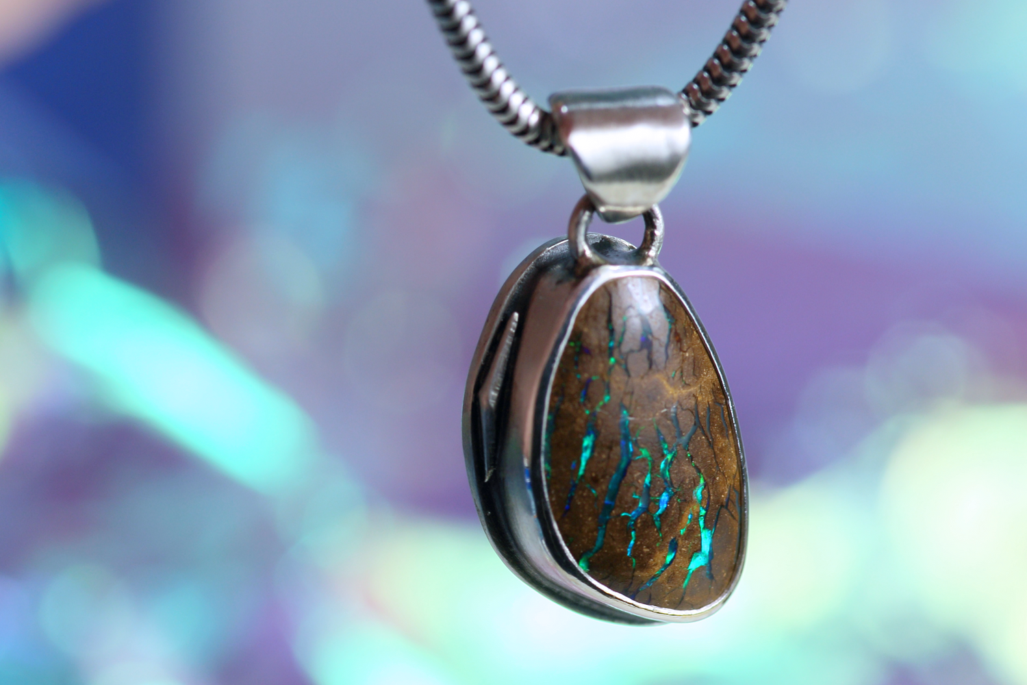 LUX NEXUS Silberanhänger mit australischem Opal – Handgemachter, einzigartiger Anhänger