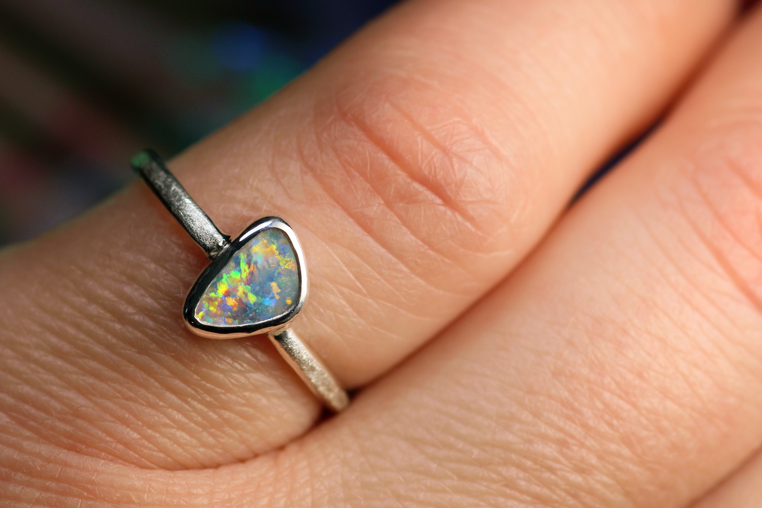 FLORES AMORIS Silberring mit atemberaubenden australischem Opal – Handgemachter, einzigartiger Damenring · Ringgrösse EU 52 - 53
