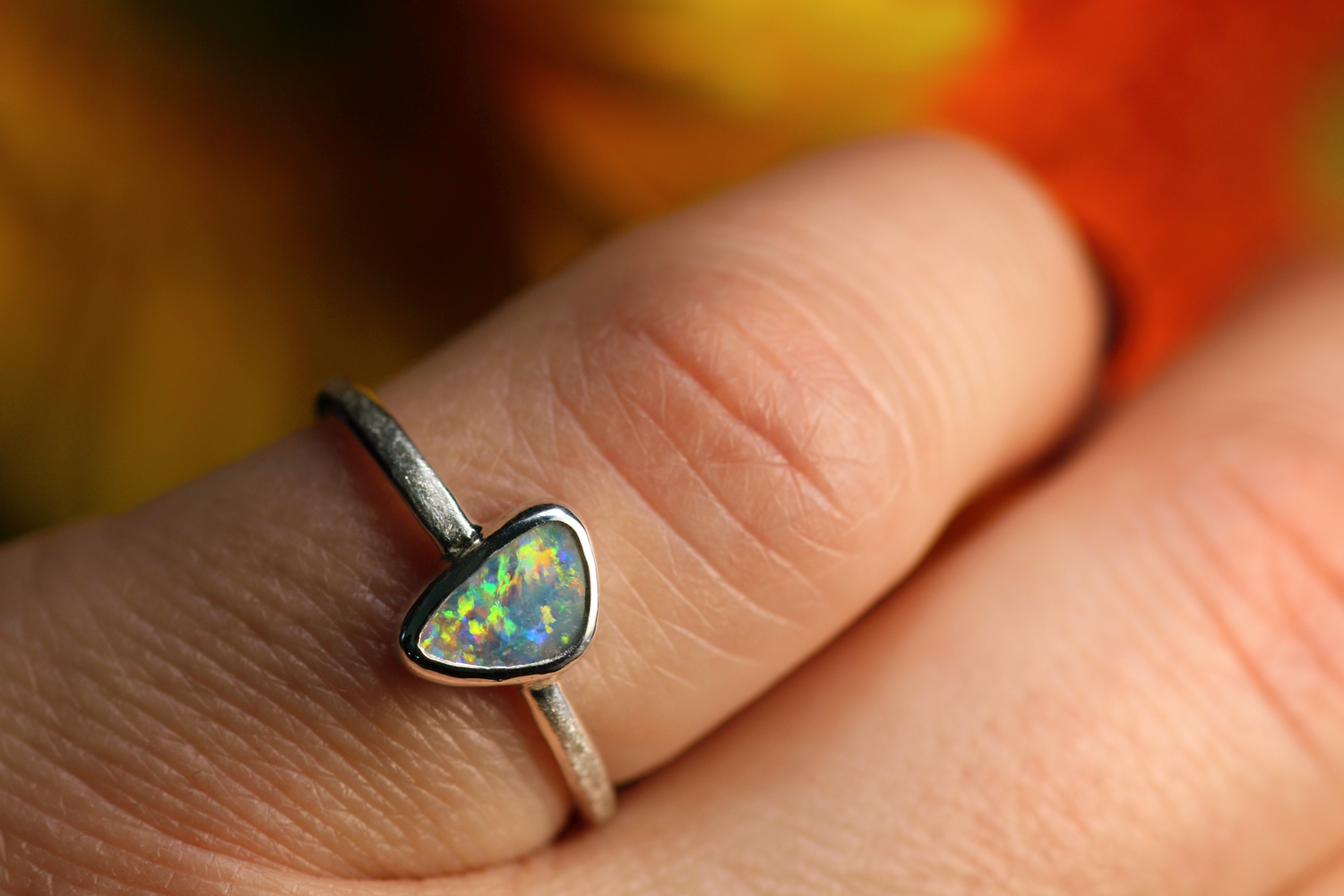 FLORES AMORIS Silberring mit atemberaubenden australischem Opal – Handgemachter, einzigartiger Damenring · Ringgrösse EU 52 - 53