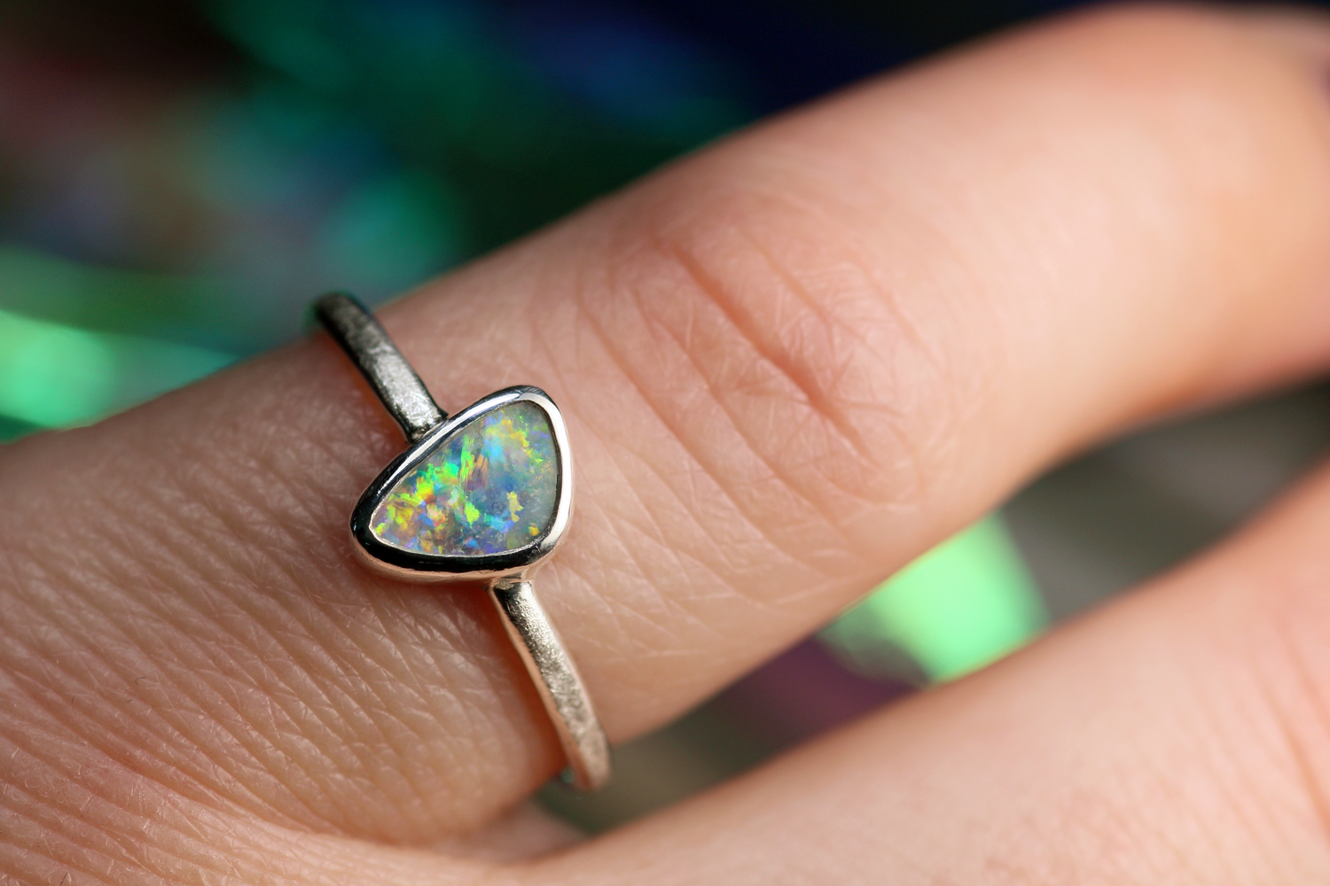 FLORES AMORIS Silberring mit atemberaubenden australischem Opal – Handgemachter, einzigartiger Damenring · Ringgrösse EU 52 - 53