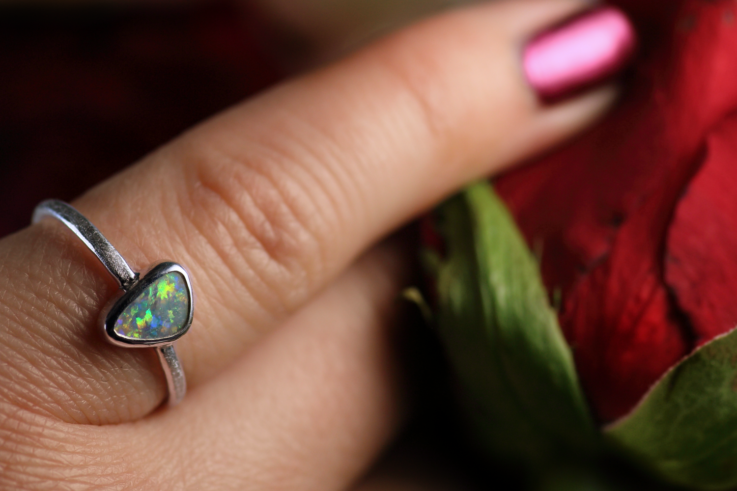 FLORES AMORIS Silberring mit atemberaubenden australischem Opal – Handgemachter, einzigartiger Damenring · Ringgrösse EU 52 - 53