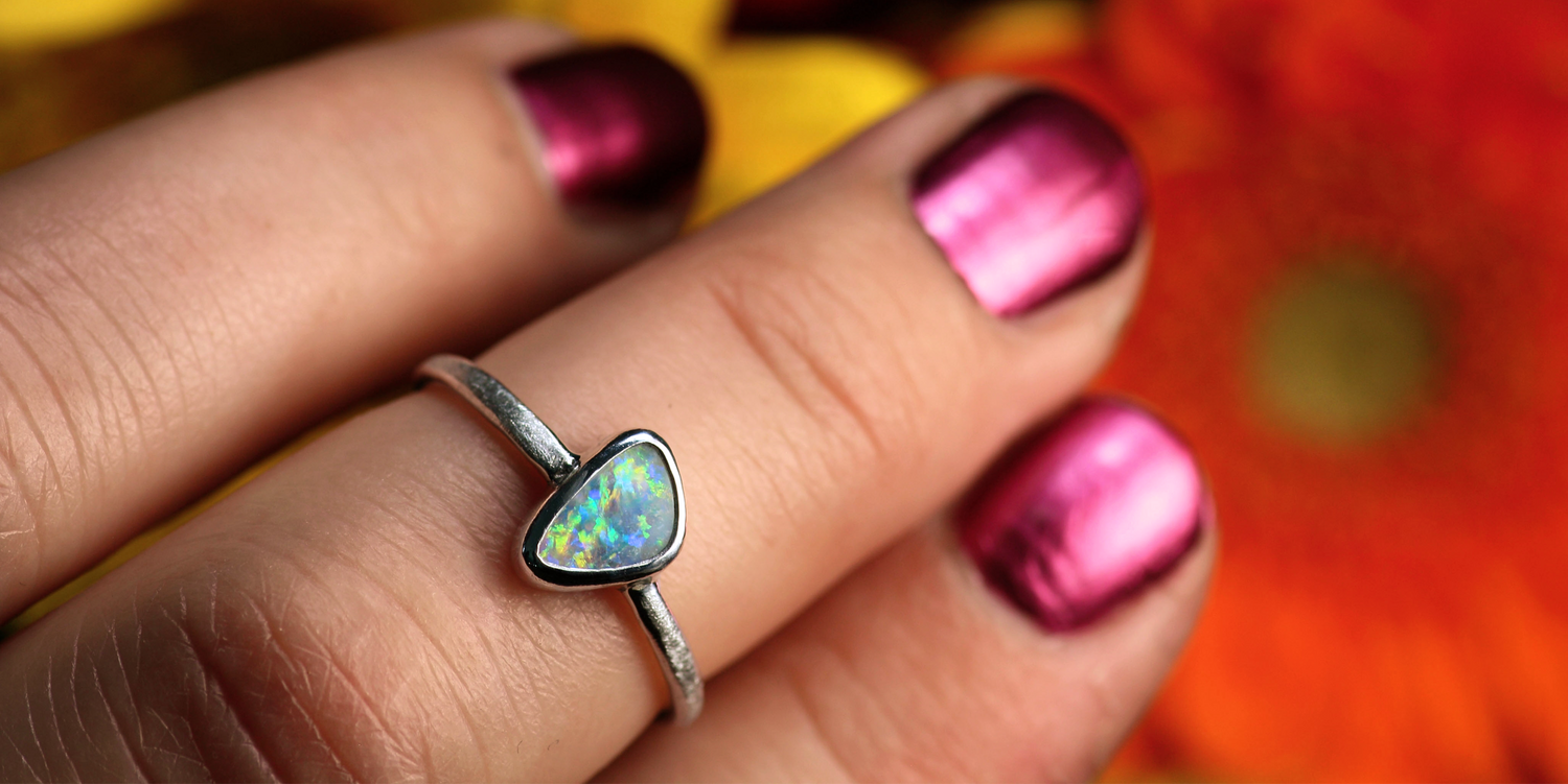 FLORES AMORIS Silberring mit atemberaubenden australischem Opal – Handgemachter, einzigartiger Damenring · Ringgrösse EU 52 - 53
