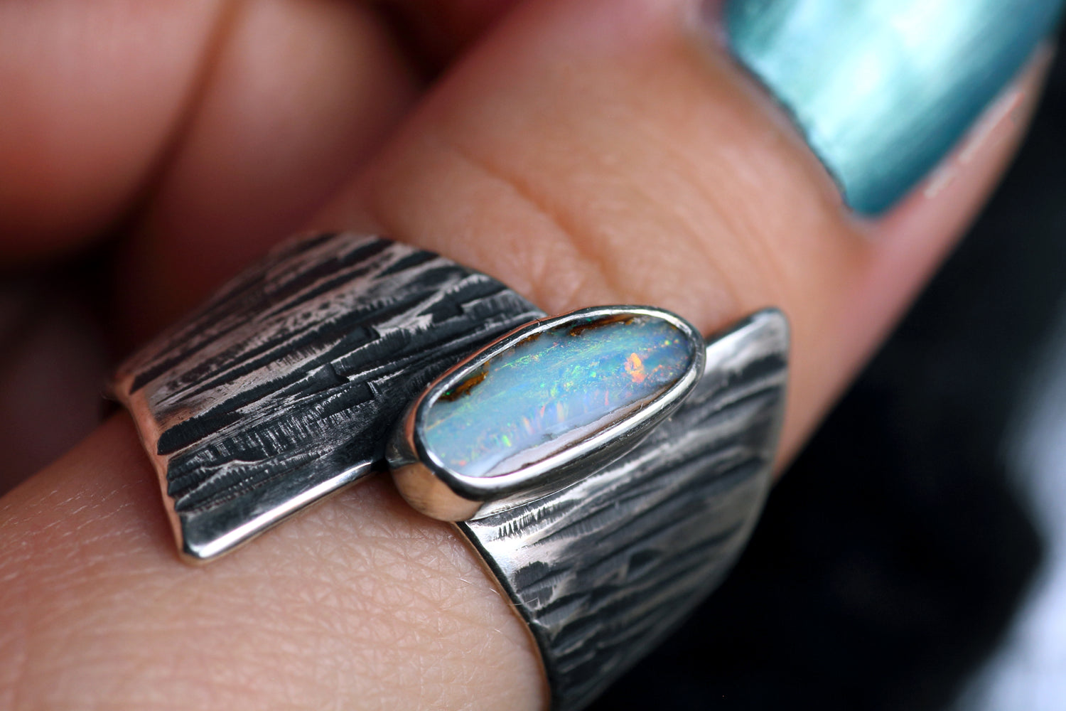 OPALUS MAGNUS Boho Silberrring mit australischem Opal – Handgemachter, einzigartiger Unisex Ring · Ringgrösse EU 65