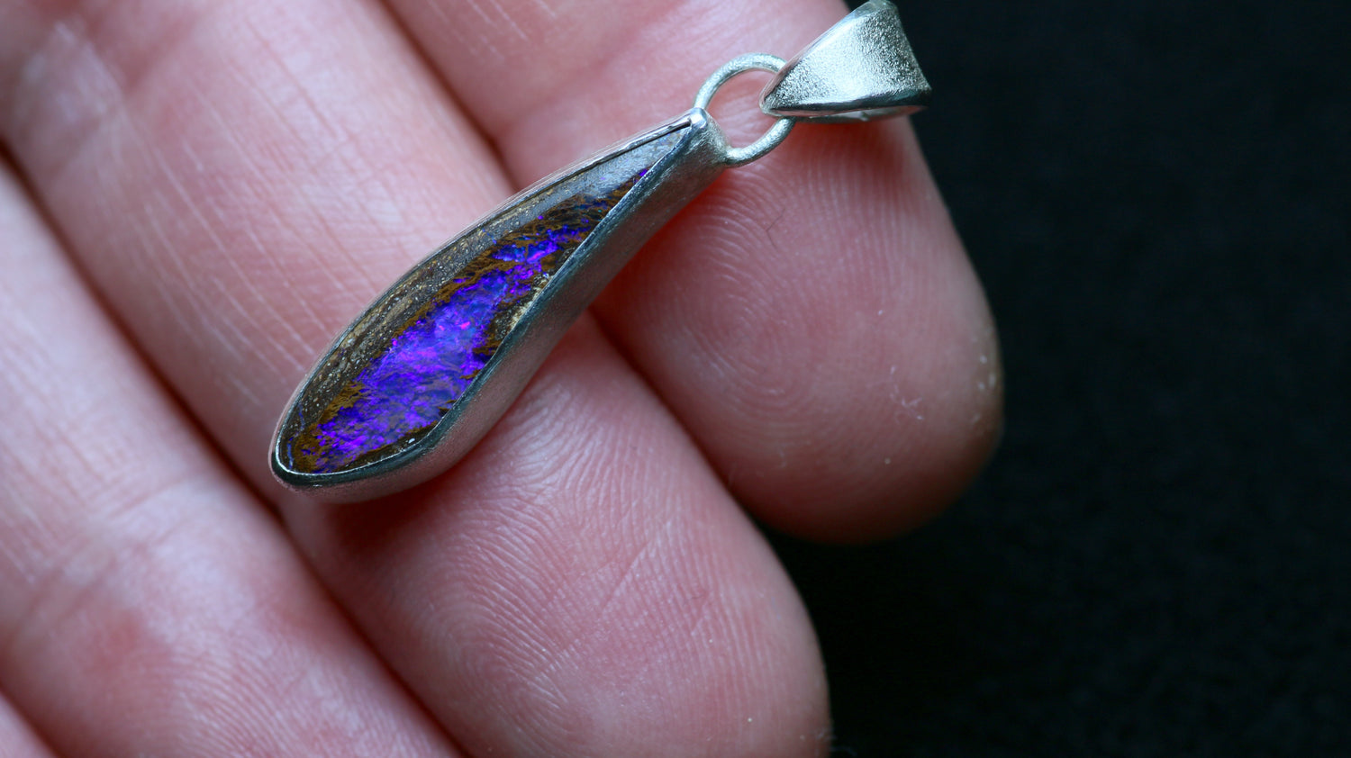 AURORA ELECTRA Silberanhänger mit australischem Boulder Opal