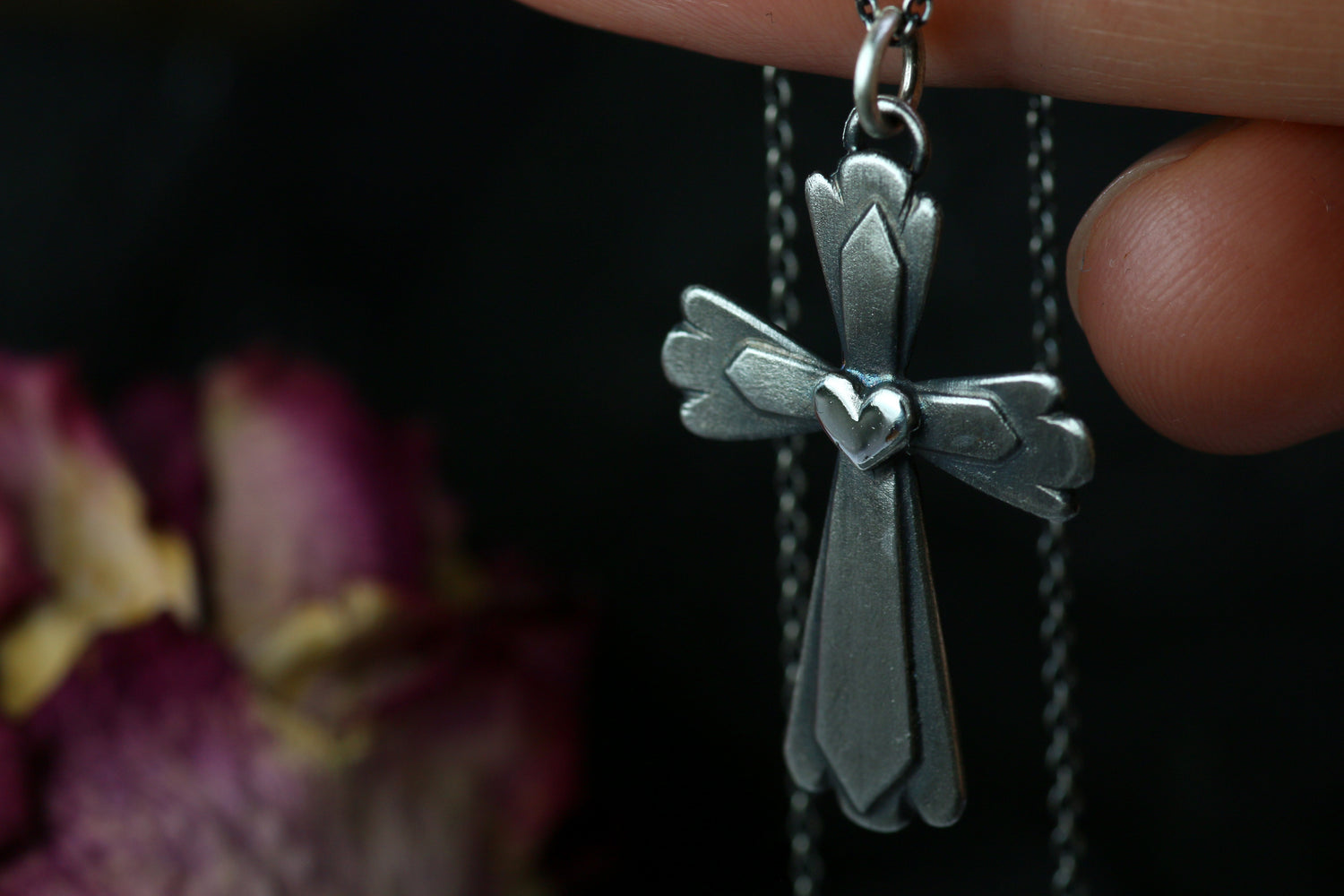 CRUZ CORAZÓN – Kreuz-Anhänger mit Herz in Silber 925 mit Patina oder 18k Massiv-Gold