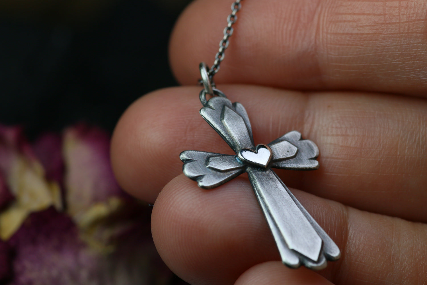 CRUZ CORAZÓN – Kreuz-Anhänger mit Herz in Silber 925 mit Patina oder 18k Massiv-Gold