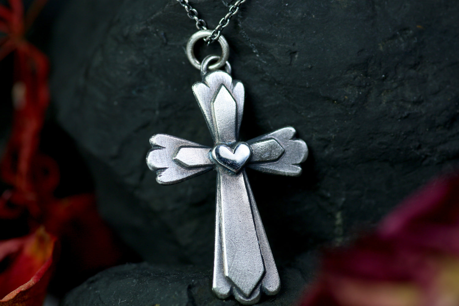 CRUZ CORAZÓN – Kreuz-Anhänger mit Herz in Silber 925 mit Patina oder 18k Massiv-Gold