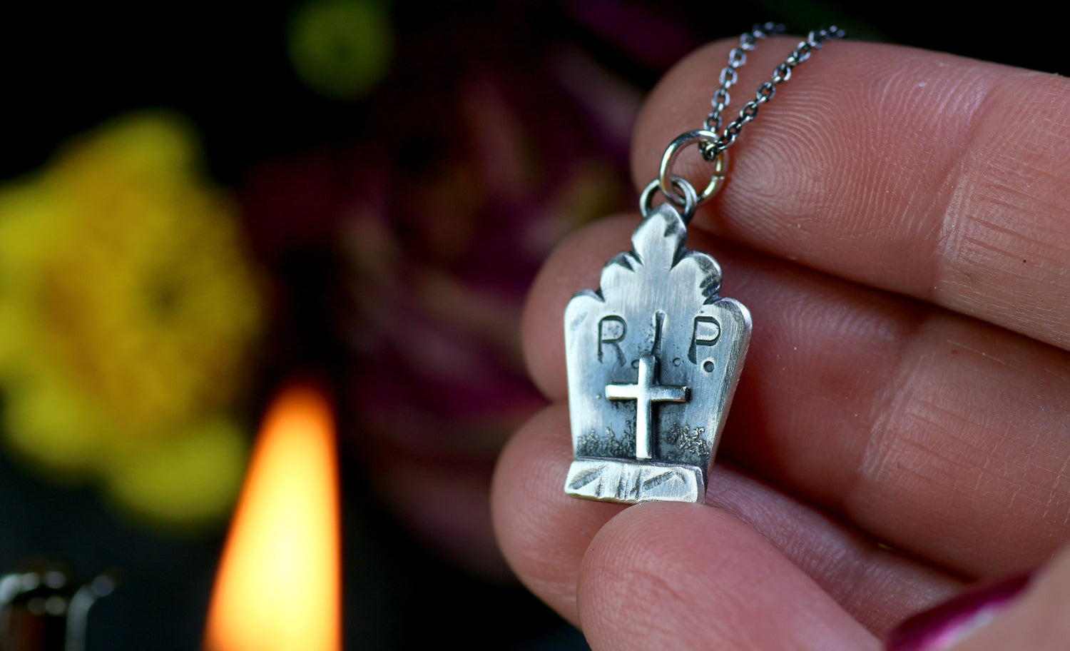 GLORIA MEMORIA – Handgefertigter R.I.P. Grabstein Anhänger aus 925er Silber · Einzelstück!