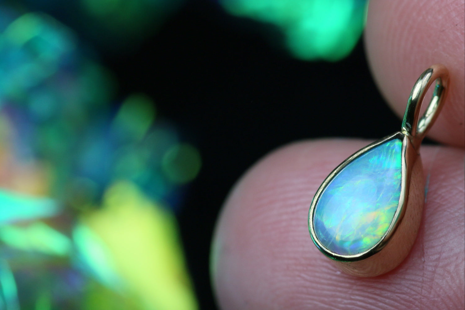 AUREA LACRIMA bezaubernder Opalanhänger aus 18K Gelbgold