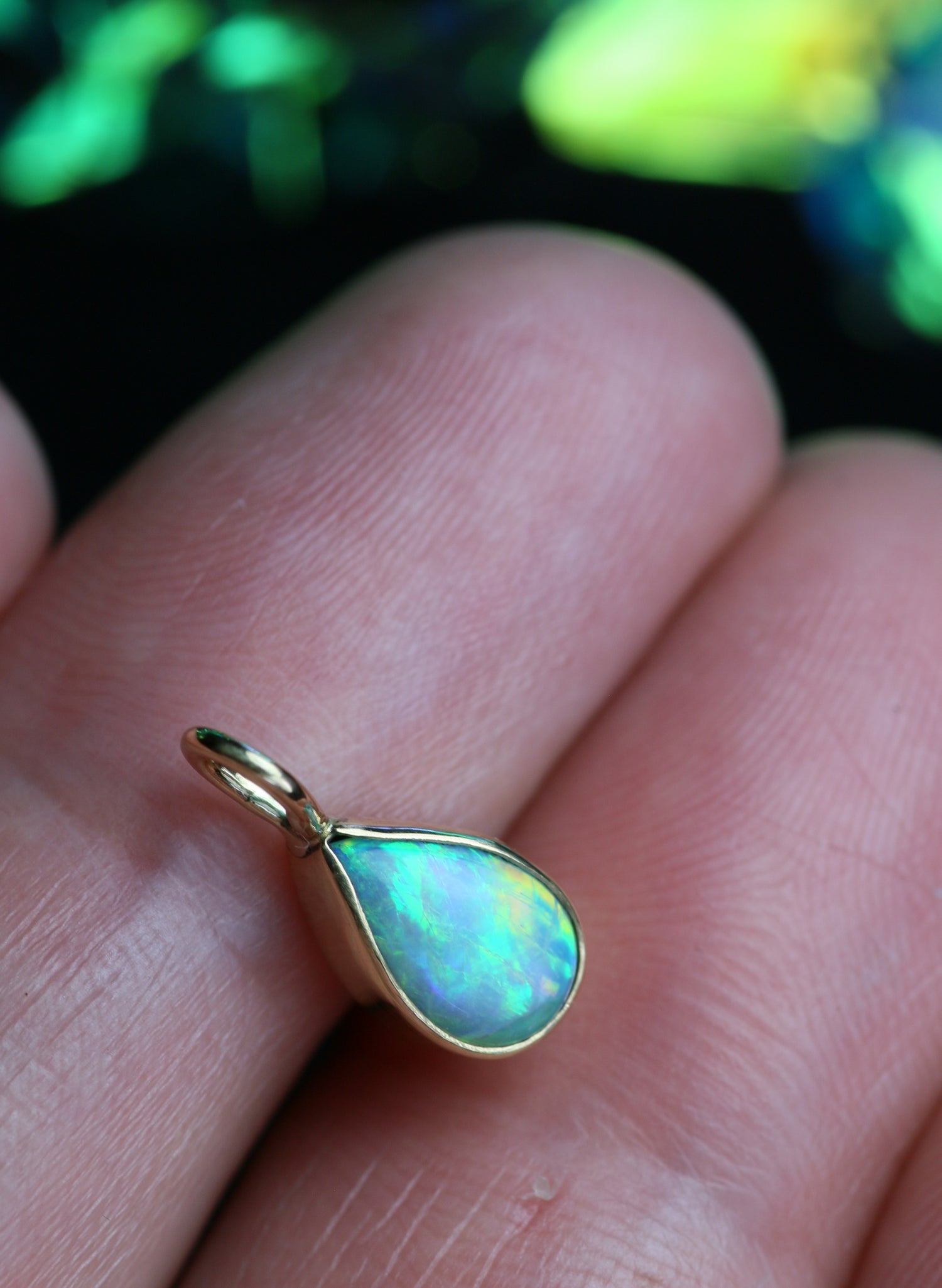 AUREA LACRIMA bezaubernder Opalanhänger aus 18K Gelbgold