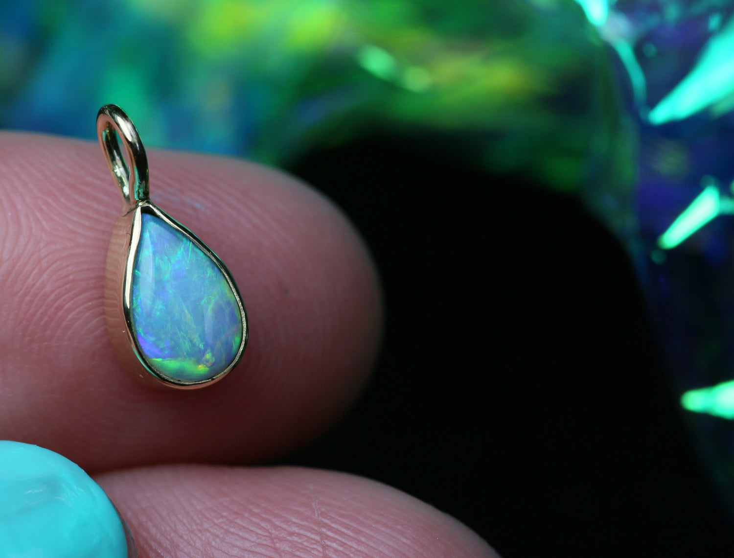 AUREA LACRIMA bezaubernder Opalanhänger aus 18K Gelbgold