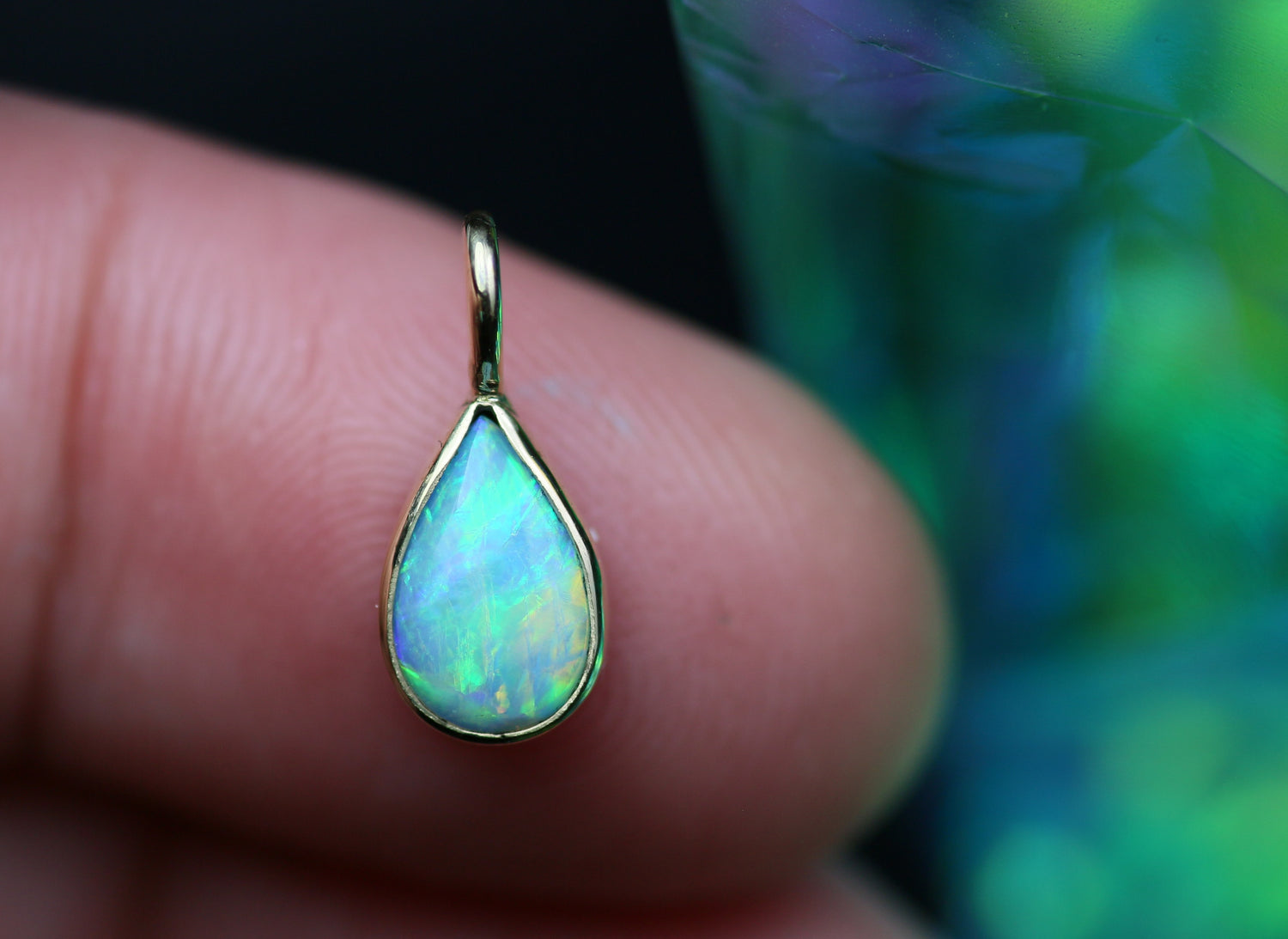 AUREA LACRIMA bezaubernder Opalanhänger aus 18K Gelbgold