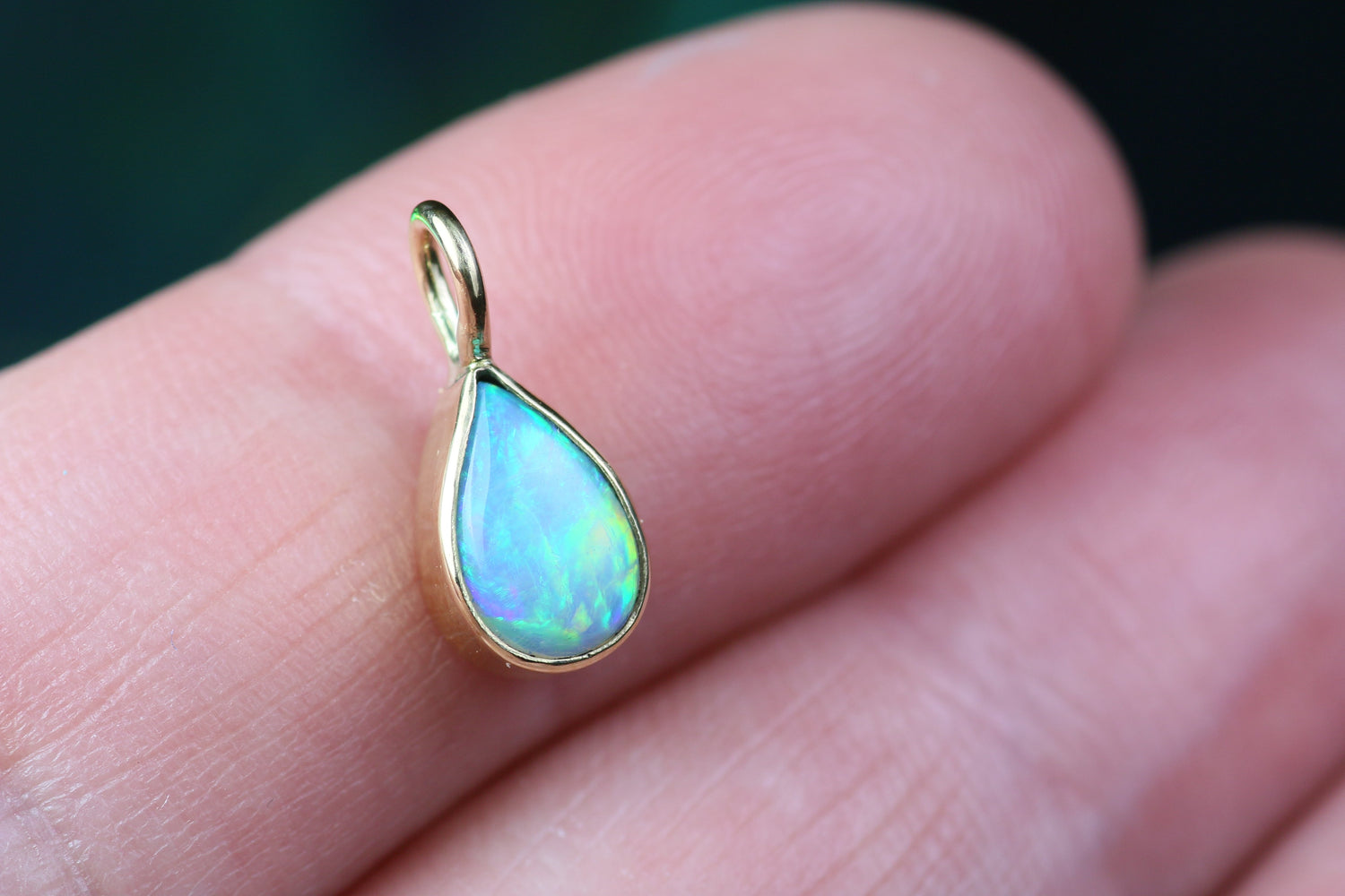 AUREA LACRIMA bezaubernder Opalanhänger aus 18K Gelbgold