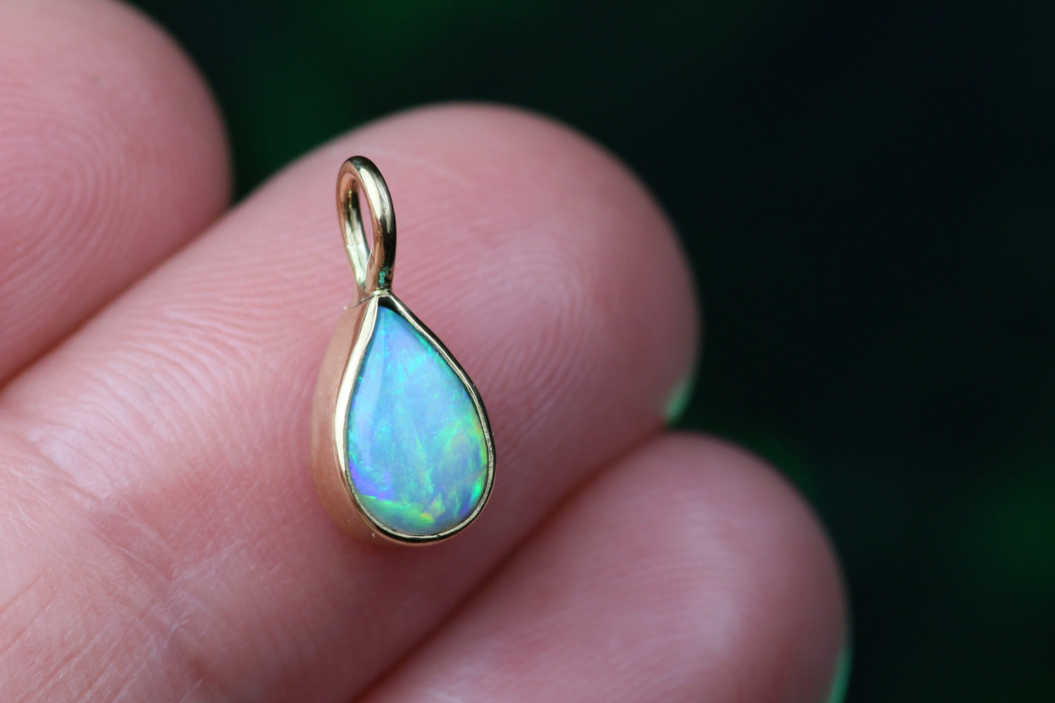 AUREA LACRIMA bezaubernder Opalanhänger aus 18K Gelbgold