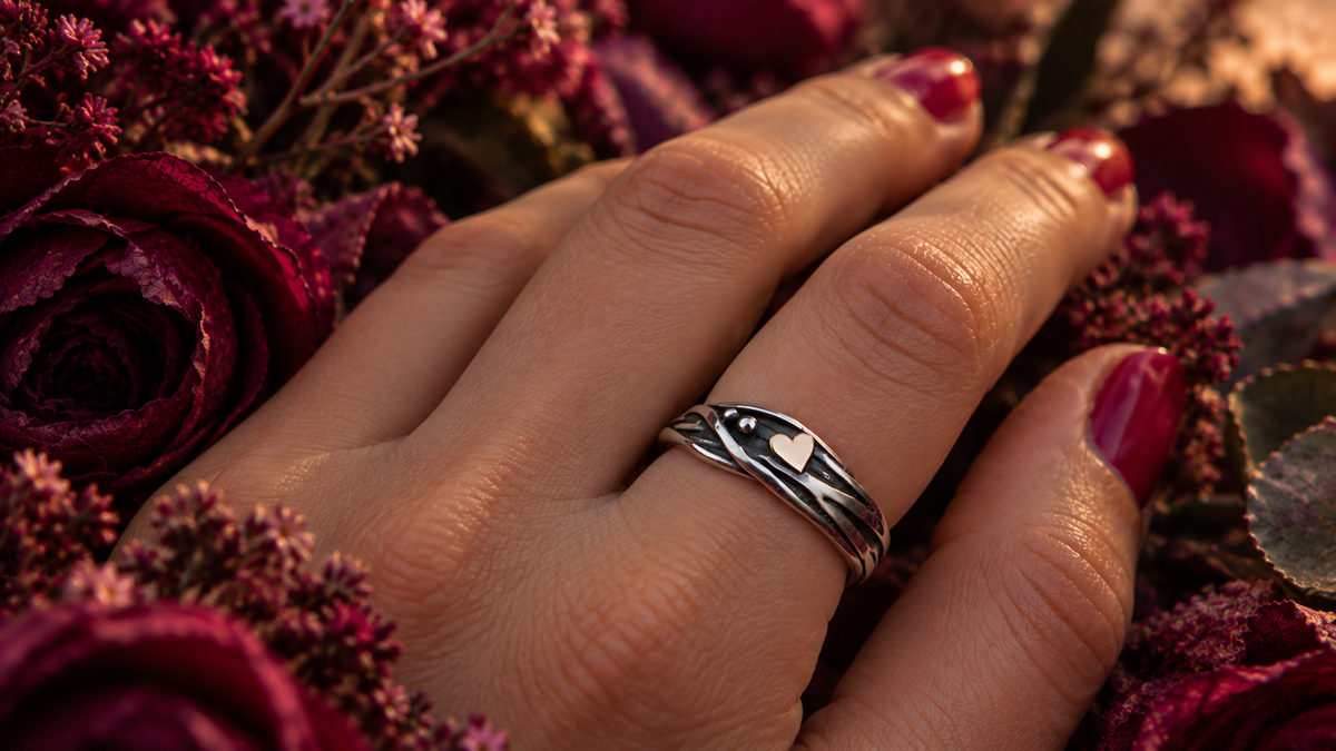 HERZ AUS GOLD – Infinity Ring aus Silber 925 mit handgefeiltem 18K Roségold Herz | Ein Zeichen ewiger Liebe