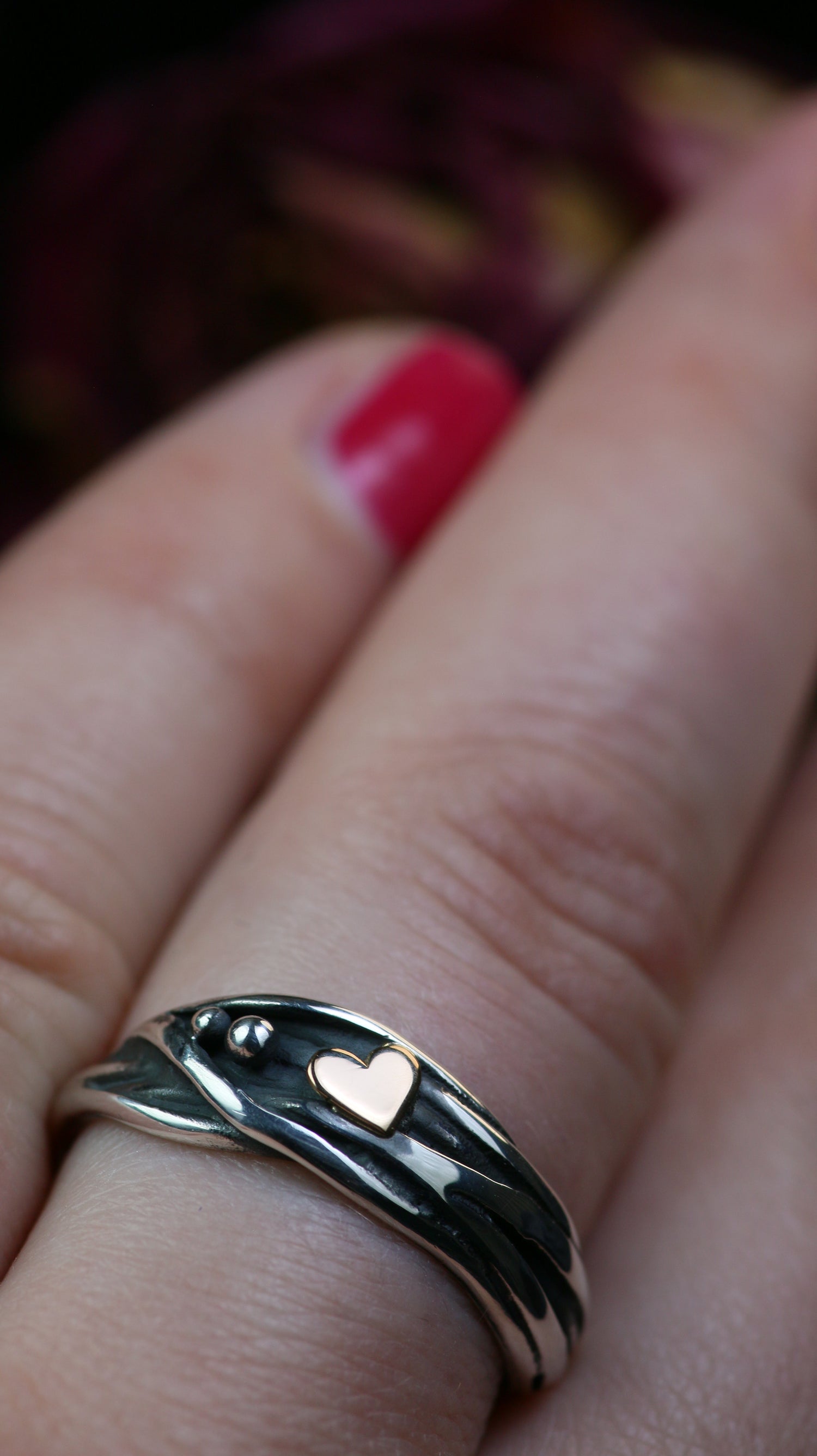 Handgemachter Infinity Herz Ring aus 925 Silber mit 18K Roségold Herz am Finger getragen