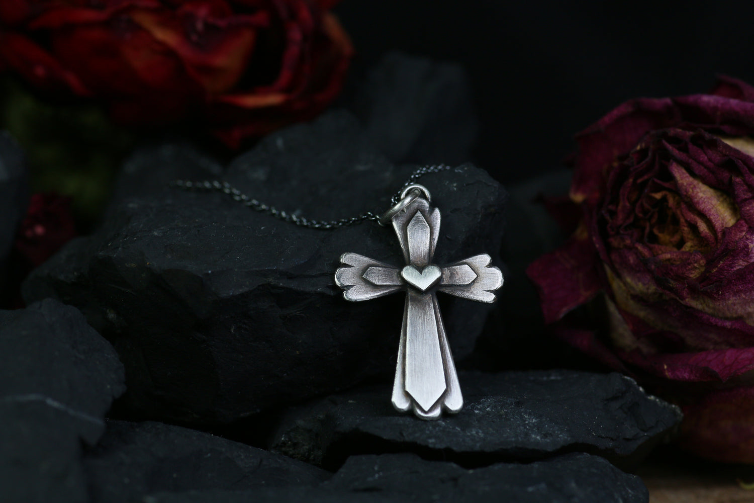 CRUZ CORAZÓN – Kreuz-Anhänger mit Herz in Silber 925 mit Patina oder 18k Massiv-Gold