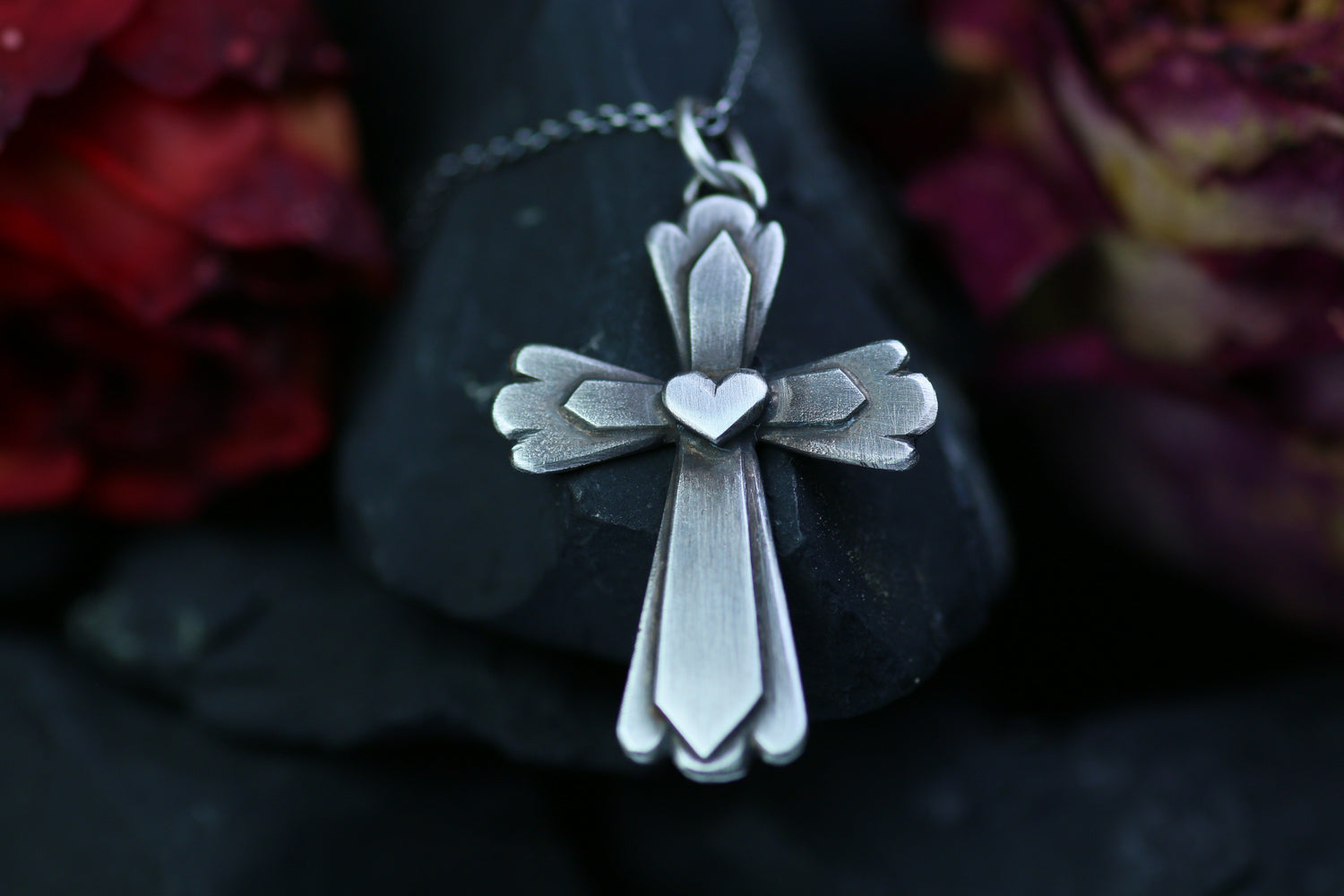 CRUZ CORAZÓN – Kreuz-Anhänger mit Herz in Silber 925 mit Patina oder 18k Massiv-Gold