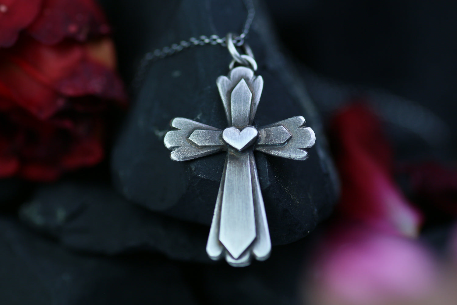 CRUZ CORAZÓN – Kreuz-Anhänger mit Herz in Silber 925 mit Patina oder 18k Massiv-Gold