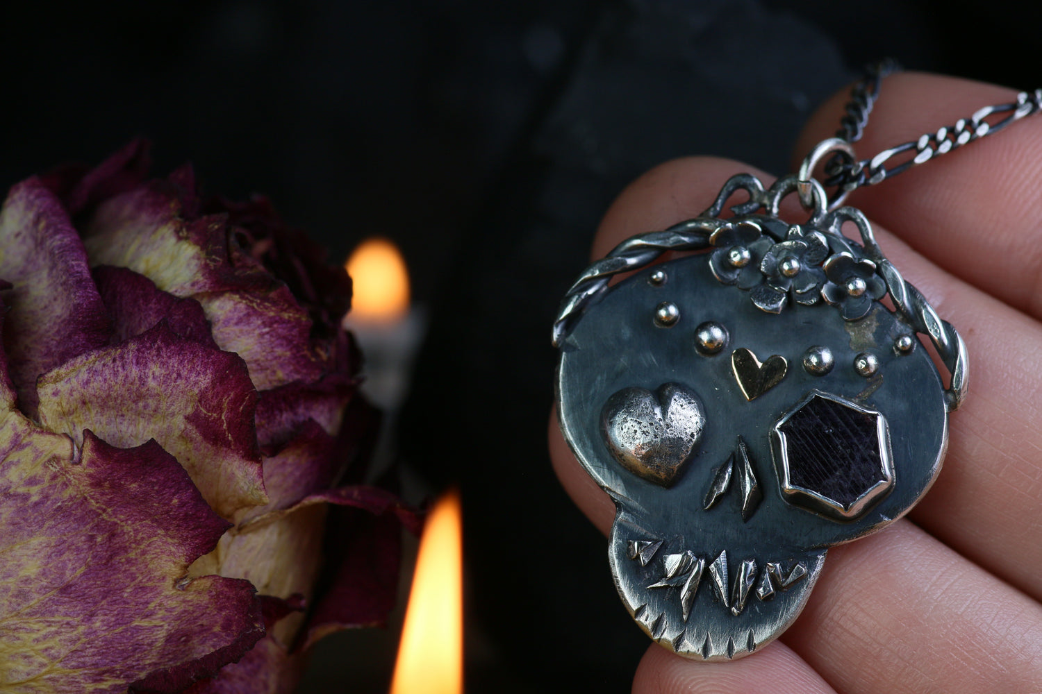 LA CATRINA Silberanhänger mit 18K Rosé Gold Herz und Rubin Rohstein · Totenkopf Maske · Dia de los Muertos