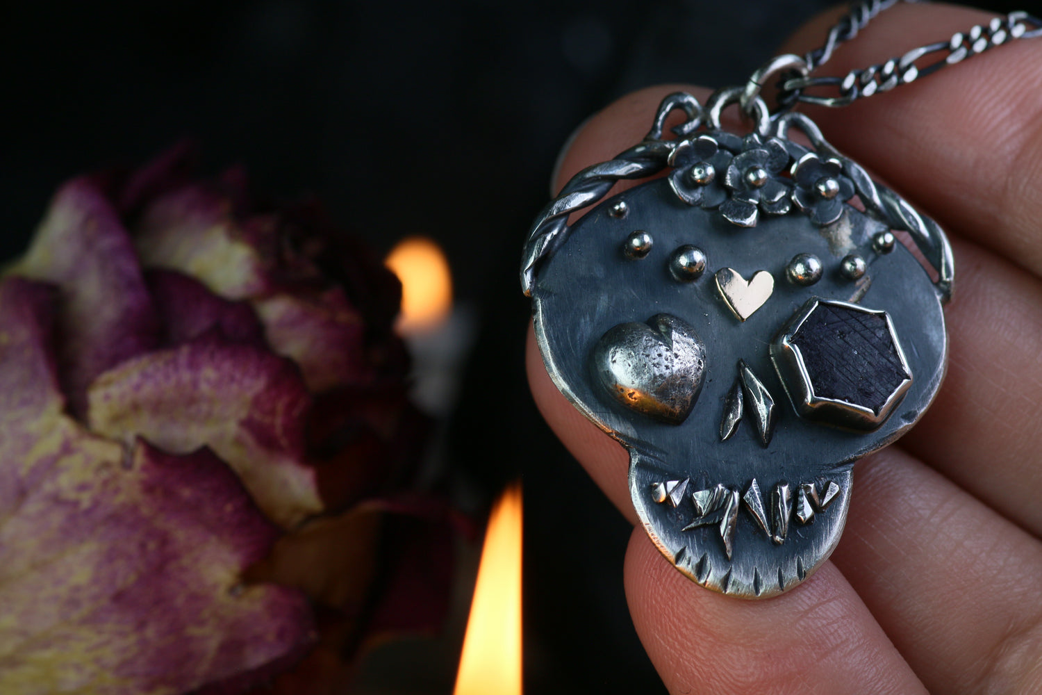 LA CATRINA Silberanhänger mit 18K Rosé Gold Herz und Rubin Rohstein · Totenkopf Maske · Dia de los Muertos