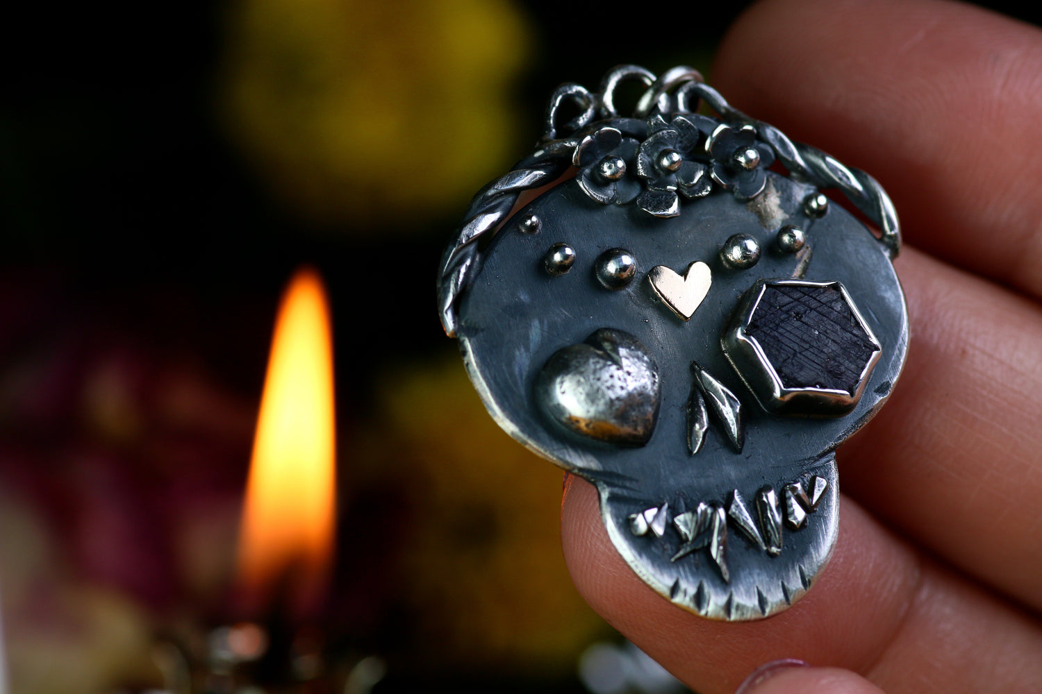 LA CATRINA Silberanhänger mit 18K Rosé Gold Herz und Rubin Rohstein · Totenkopf Maske · Dia de los Muertos