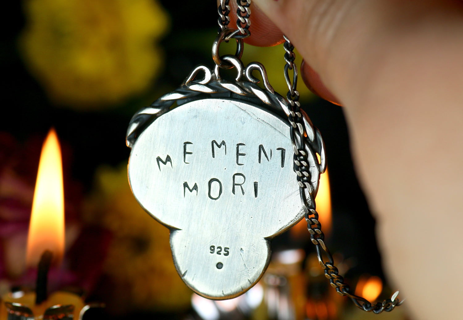 LA CATRINA Silberanhänger mit 18K Rosé Gold Herz und Rubin Rohstein · Totenkopf Maske · Dia de los Muertos