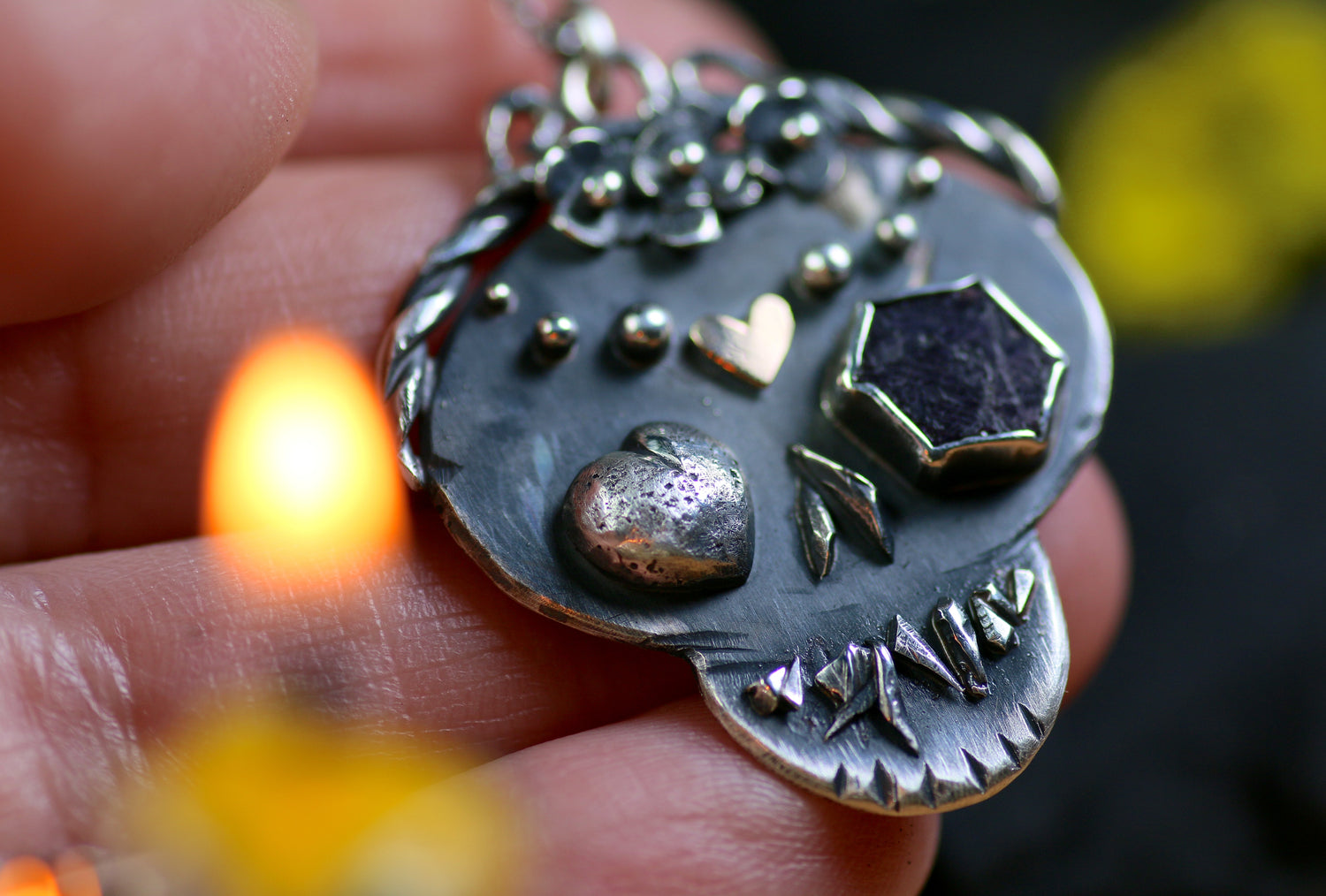 LA CATRINA Silberanhänger mit 18K Rosé Gold Herz und Rubin Rohstein · Totenkopf Maske · Dia de los Muertos