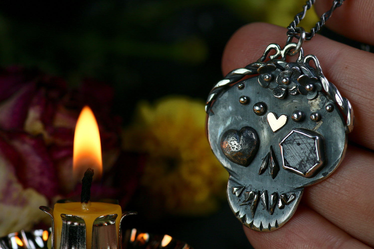 LA CATRINA Silberanhänger mit 18K Rosé Gold Herz und Rubin Rohstein · Totenkopf Maske · Dia de los Muertos