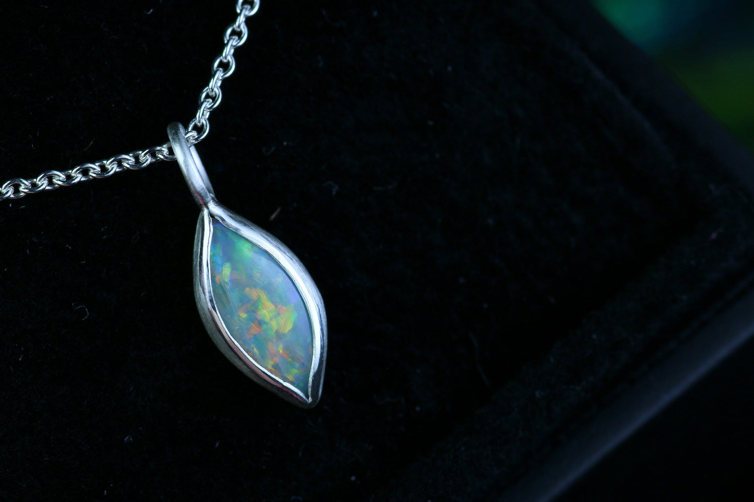 ALMINA Halskette mit Crystal Opal Anhänger aus Silber 925