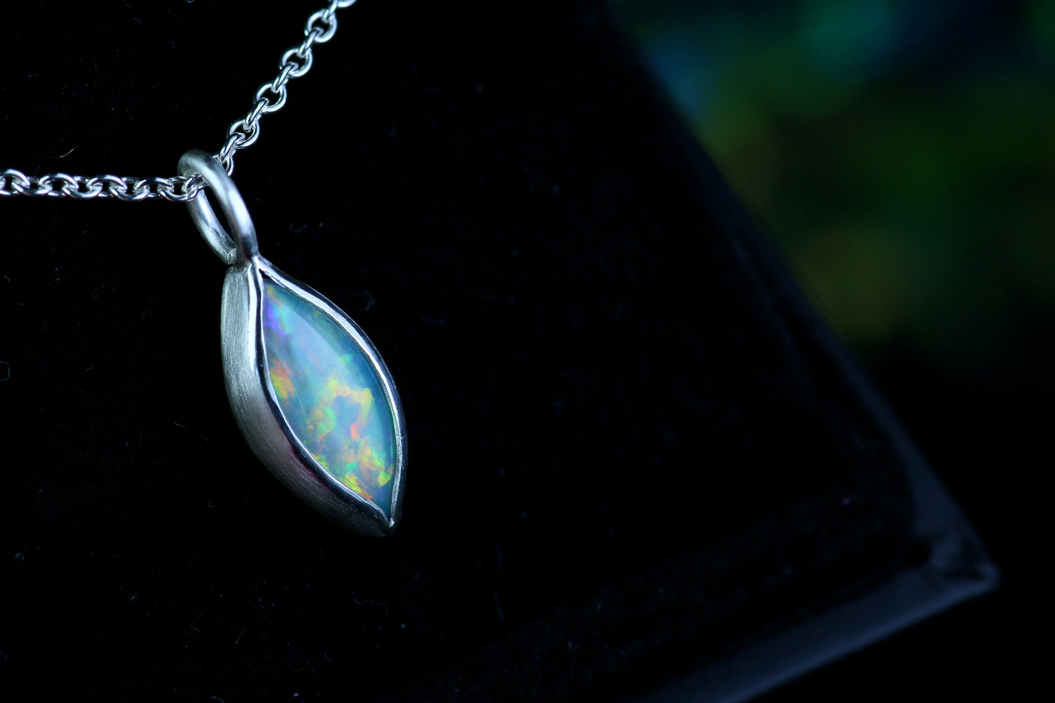 ALMINA Halskette mit Crystal Opal Anhänger aus Silber 925