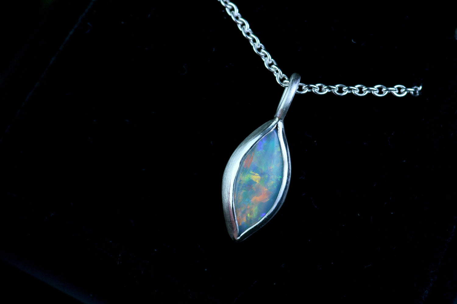 ALMINA Halskette mit Crystal Opal Anhänger aus Silber 925