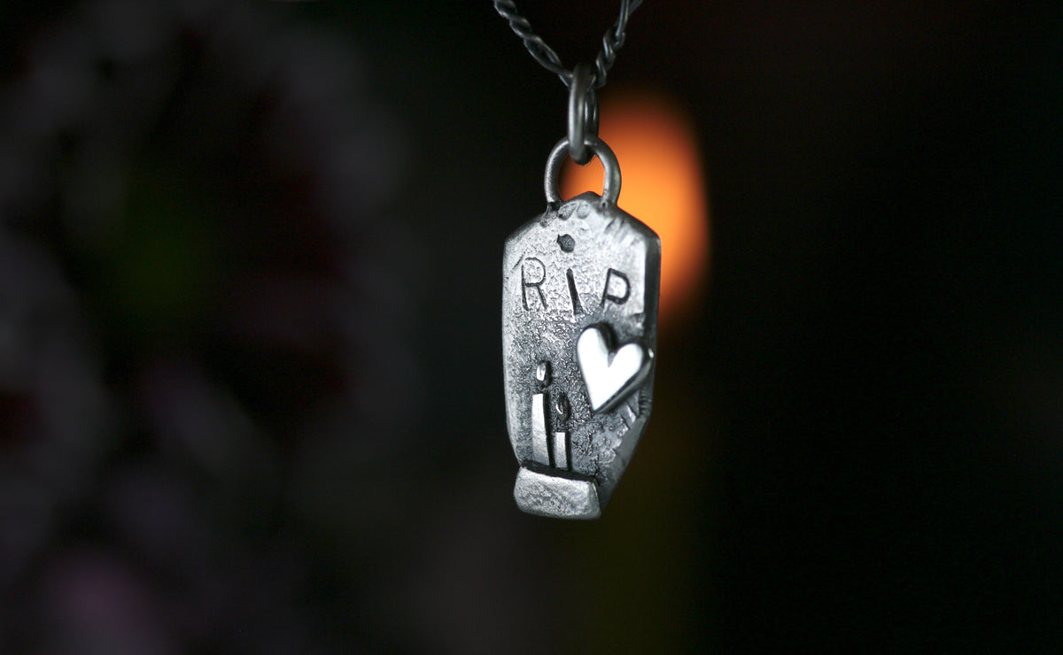 GLORIA MEMORIA – Pendentif funéraire artisanal en argent 925, gravé RIP. Pièce unique !