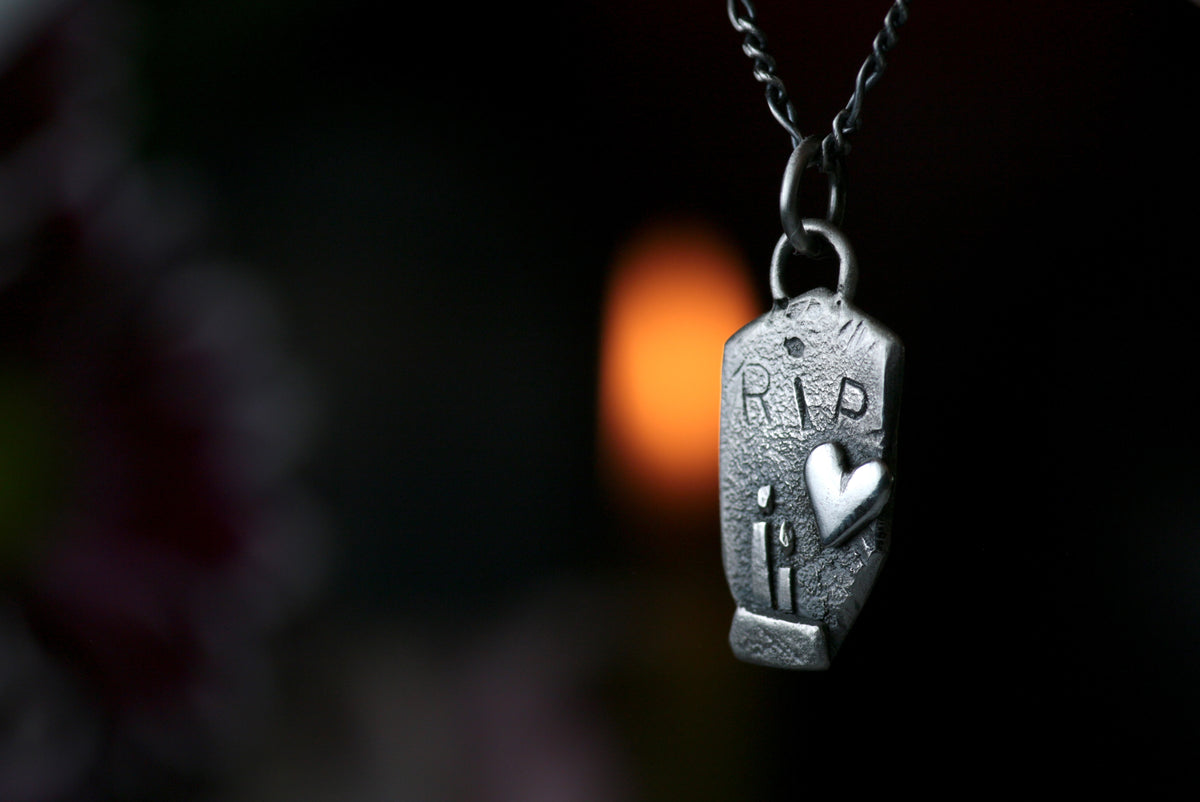 GLORIA MEMORIA – Pendentif funéraire artisanal en argent 925, gravé RIP. Pièce unique !