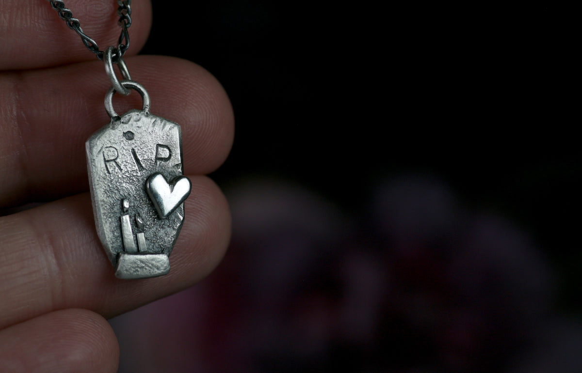 GLORIA MEMORIA – Pendentif funéraire artisanal en argent 925, gravé RIP. Pièce unique !