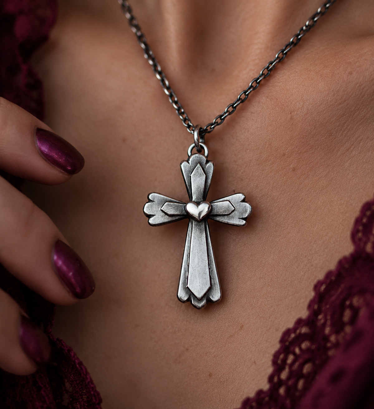 CRUZ CORAZÓN – Kreuz-Anhänger mit Herz in Silber 925 mit Patina oder 18k Massiv-Gold