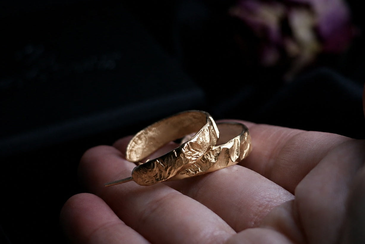 CELIA Texturierte, breite Designer-Creolen · aus Silber 925 oder 14k Massiv-Gold